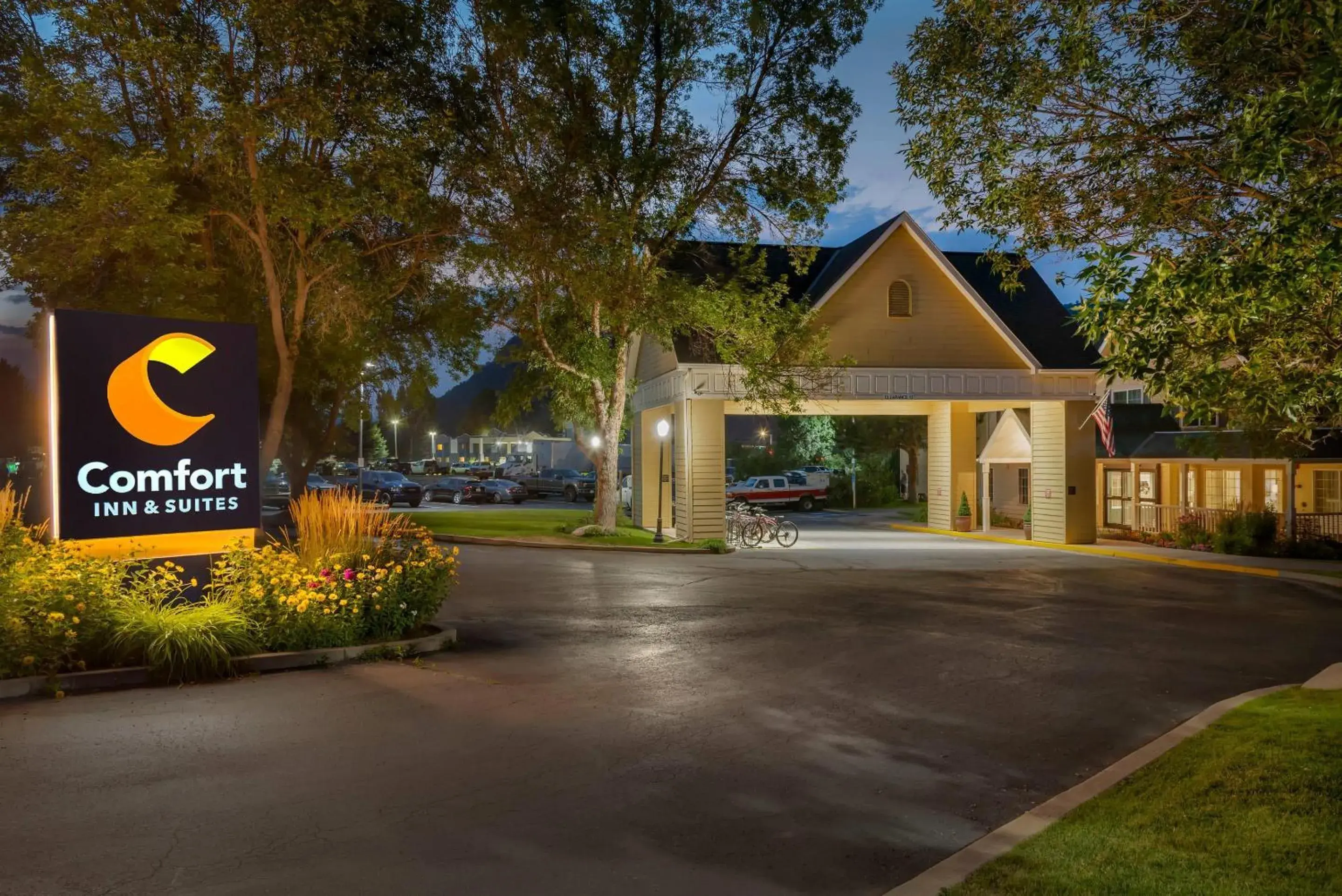 Property building in Comfort Inn & Suites Carbondale on the Roaring Fork Property building in Comfort Inn & Suites Carbondale on the Roaring Fork