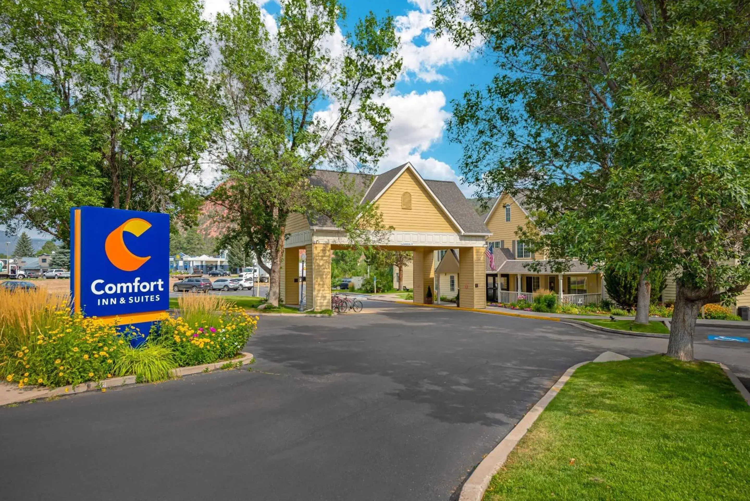 Property building in Comfort Inn & Suites Carbondale on the Roaring Fork Property building in Comfort Inn & Suites Carbondale on the Roaring Fork