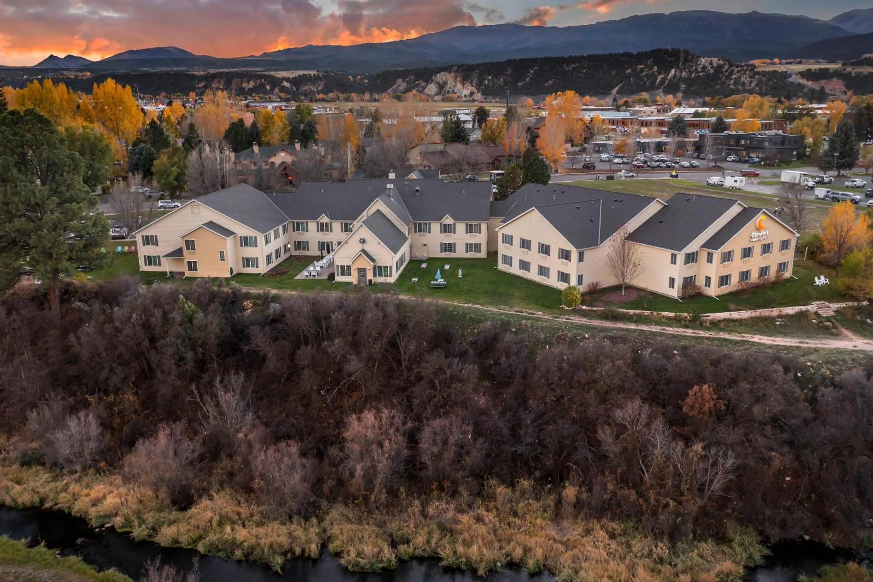 Property building in Comfort Inn & Suites Carbondale on the Roaring Fork