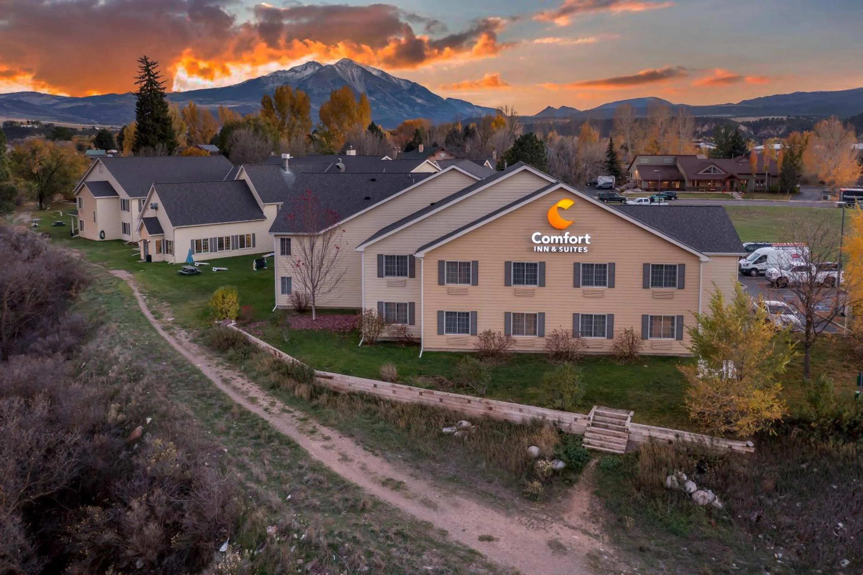 Property building in Comfort Inn & Suites Carbondale on the Roaring Fork
