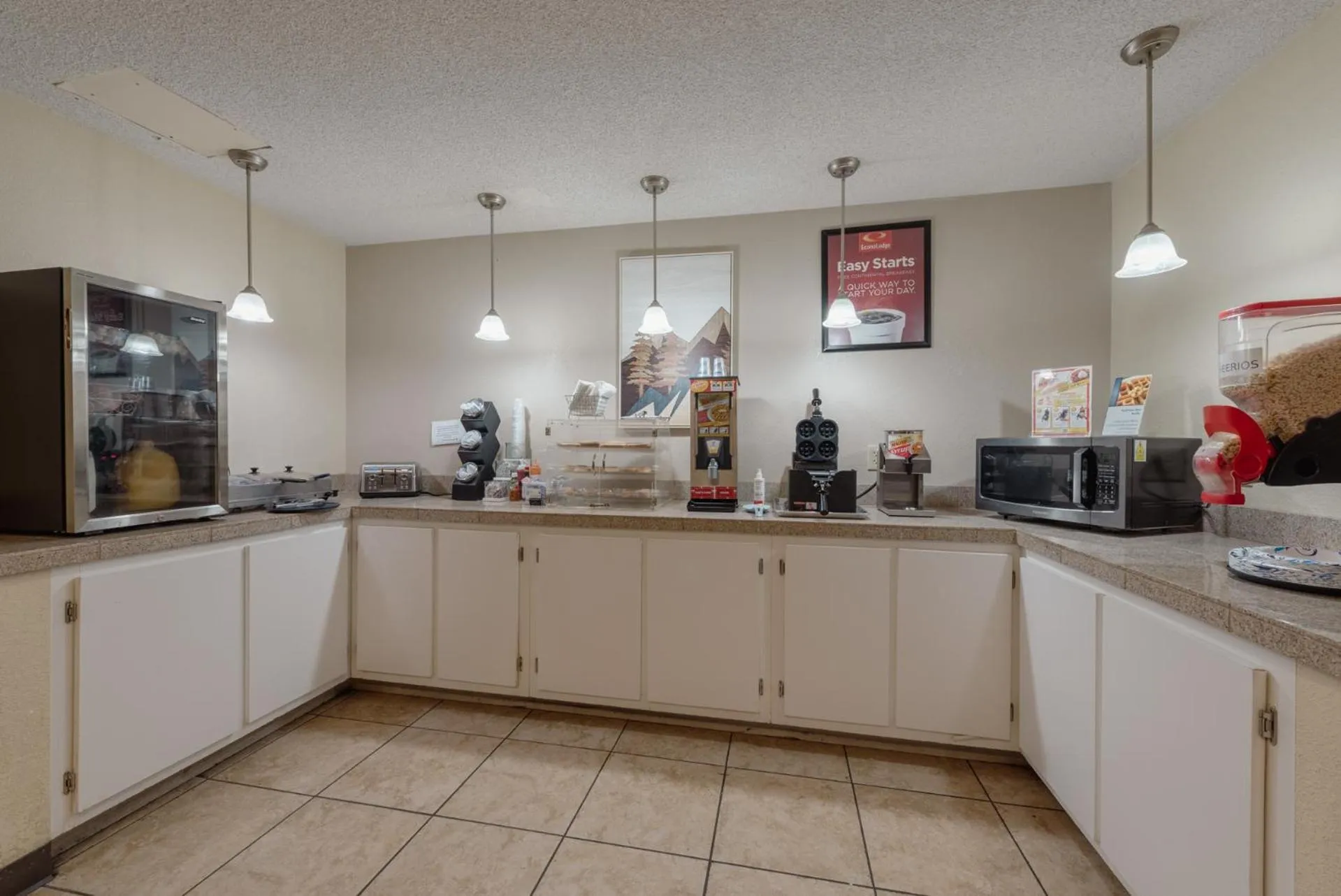 Breakfast in Econo Lodge Cortez near Mesa Verde