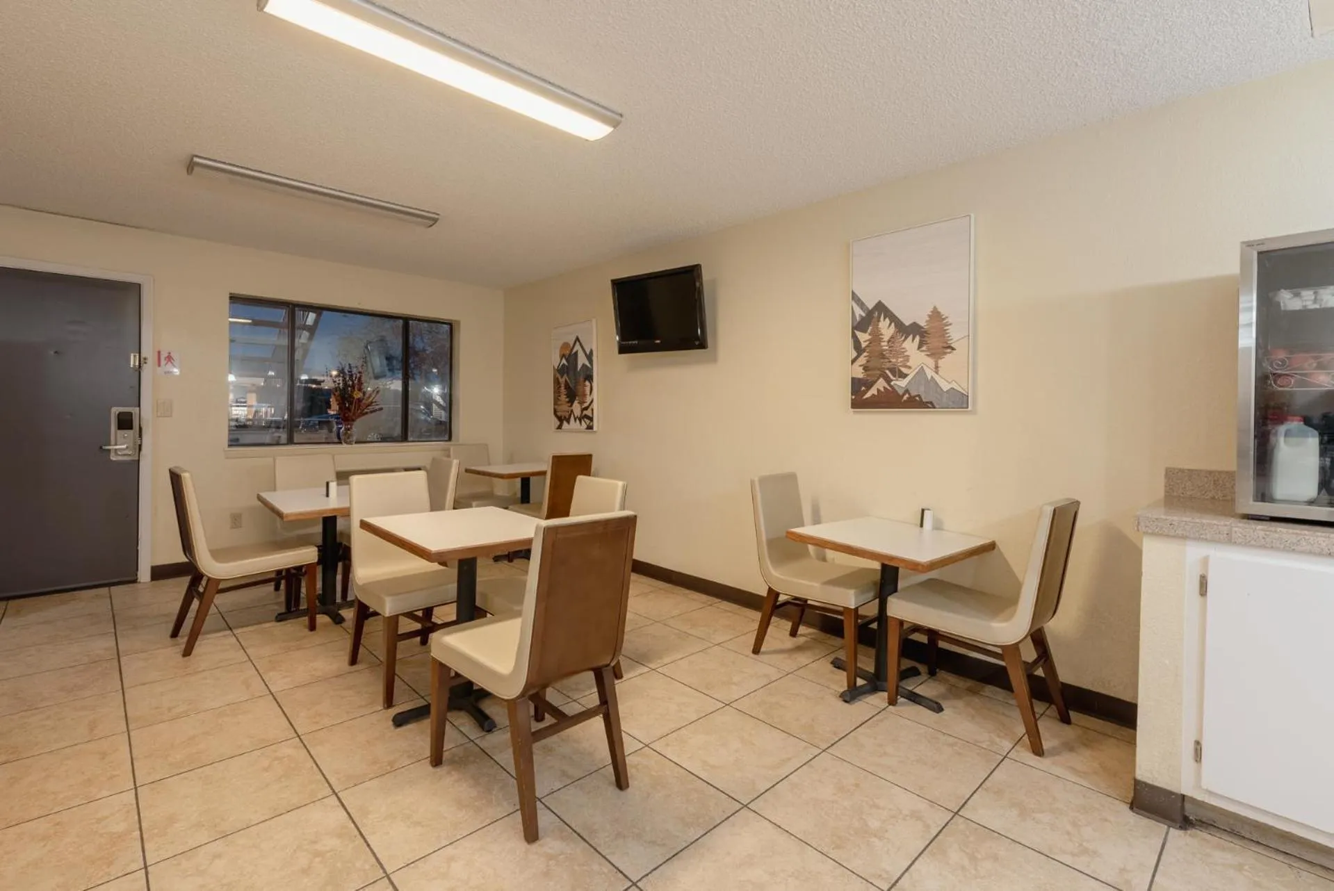 Breakfast in Econo Lodge Cortez near Mesa Verde