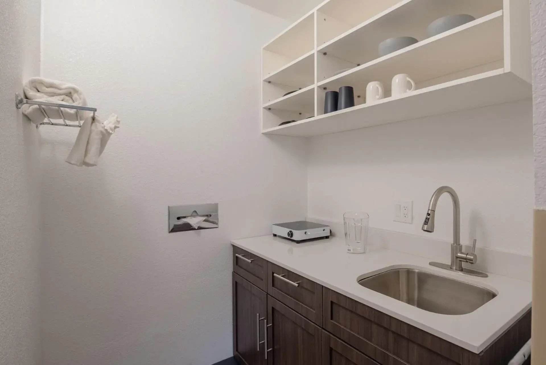 Queen Efficiency Room with Kitchenette - Non-Smoking in Econo Lodge Cortez near Mesa Verde Queen Efficiency Room with Kitchenette - Non-Smoking in Econo Lodge Cortez near Mesa Verde