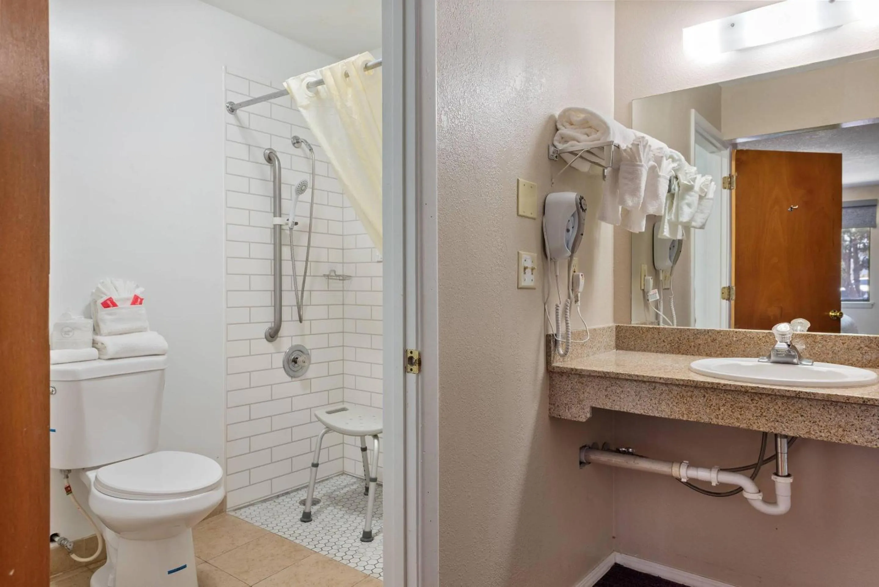 Bedroom in Econo Lodge Cortez near Mesa Verde