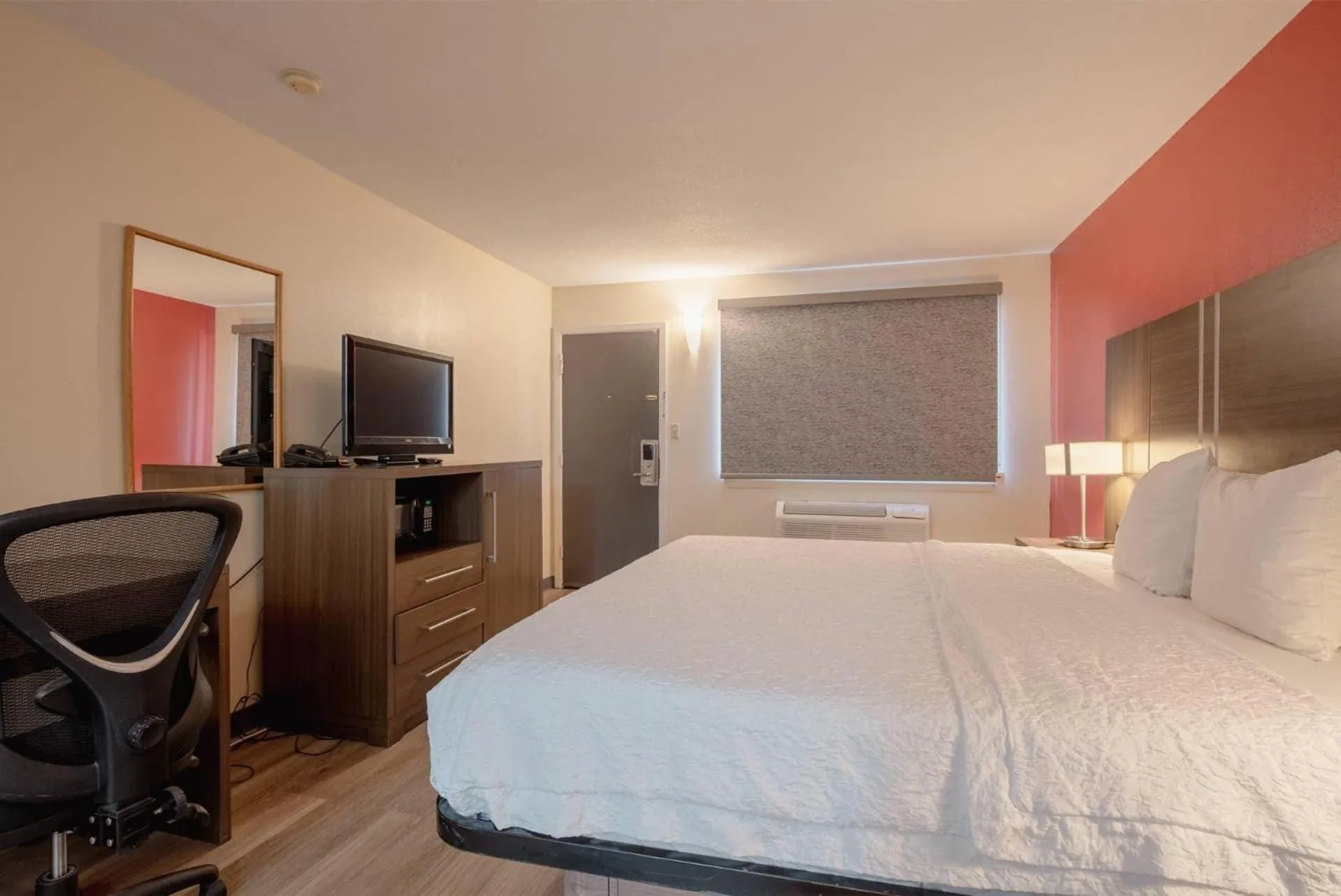 Bedroom, Bed in Econo Lodge Cortez near Mesa Verde