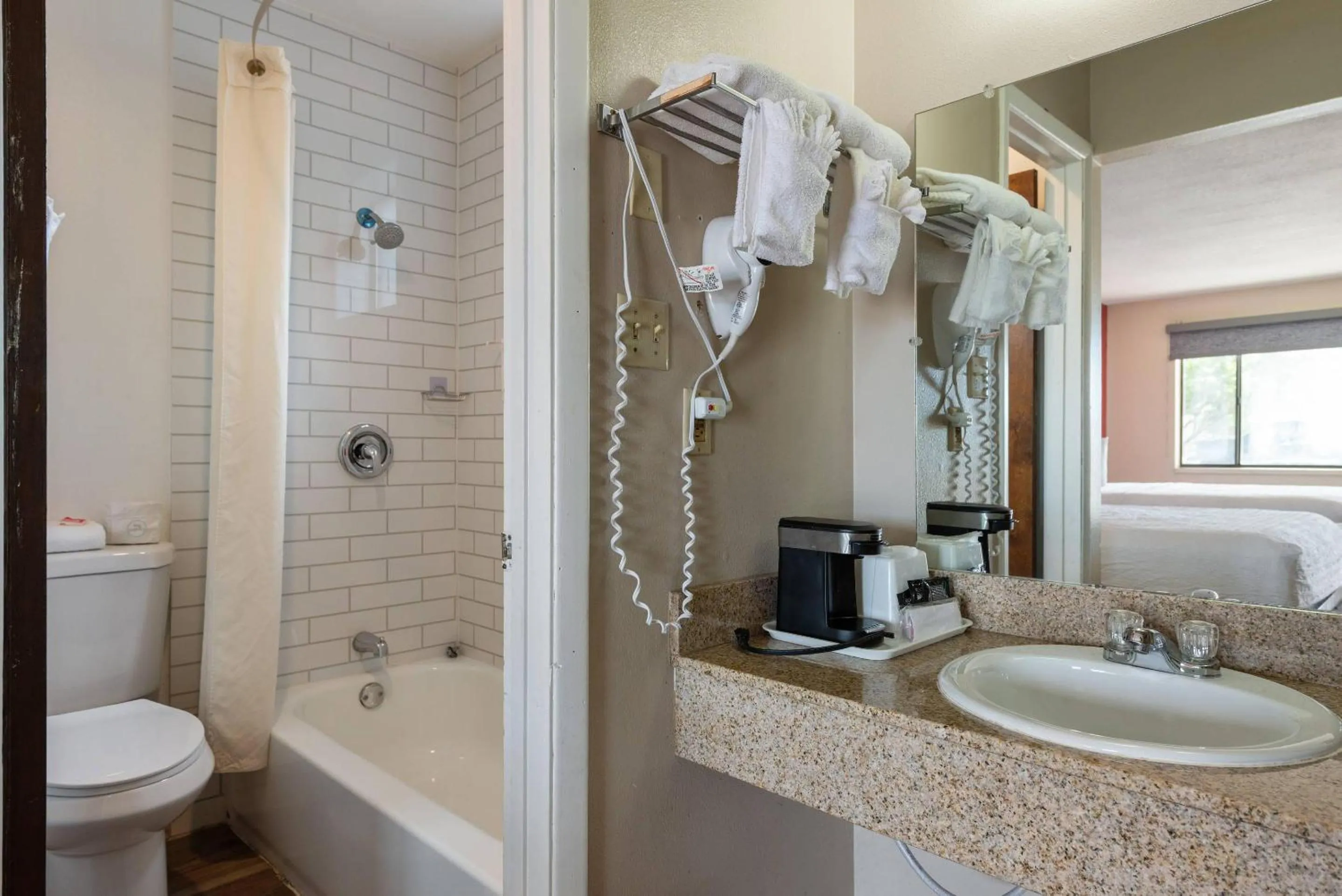 Bedroom in Econo Lodge Cortez near Mesa Verde