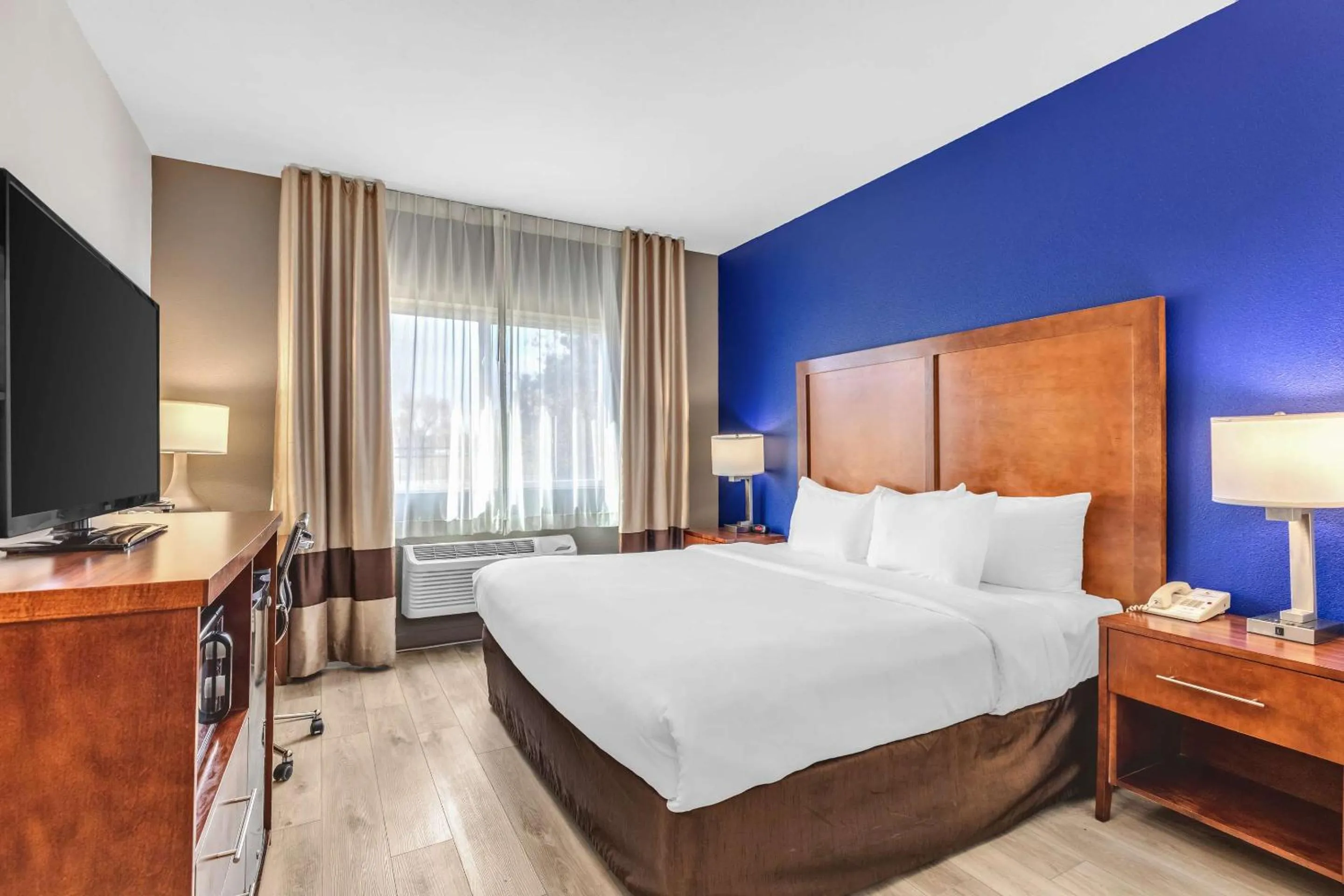 View (from property/room), Bed in Comfort Inn Denver West Arvada Station