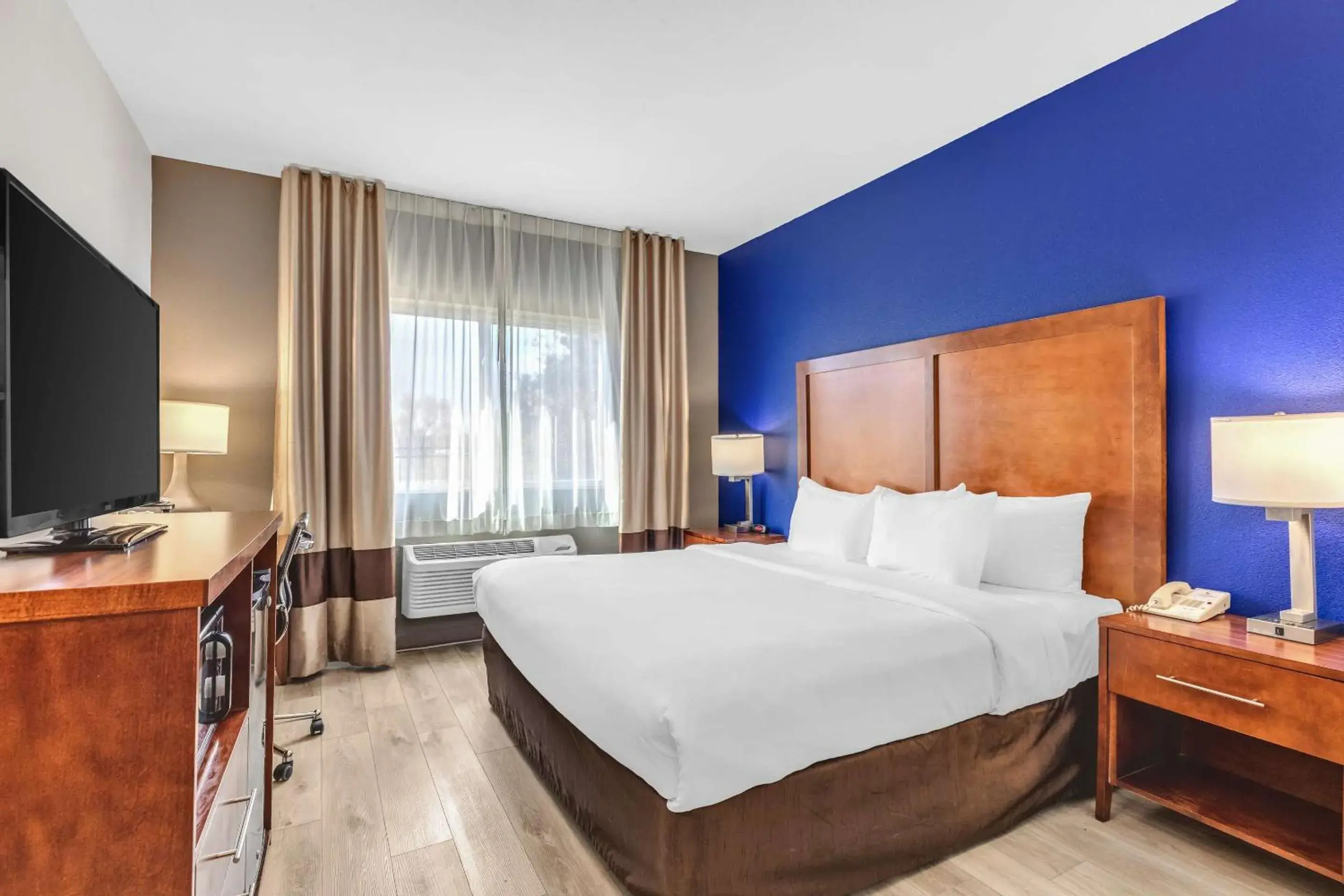 View (from property/room), Bed in Comfort Inn Denver West Arvada Station View (from property/room), Bed in Comfort Inn Denver West Arvada Station