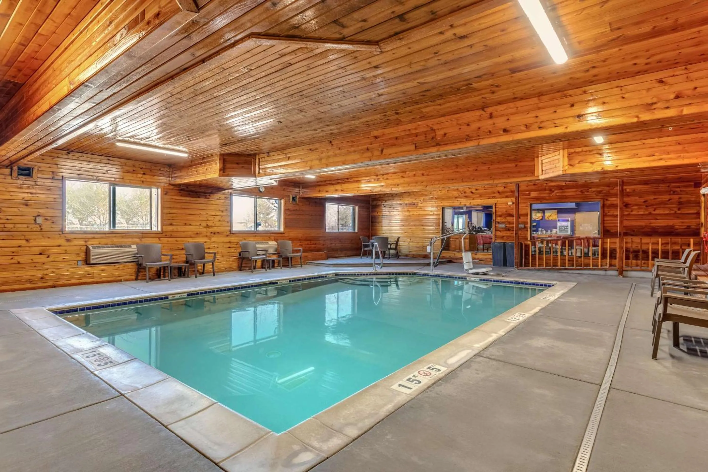 Swimming pool in Comfort Inn Denver West Arvada Station