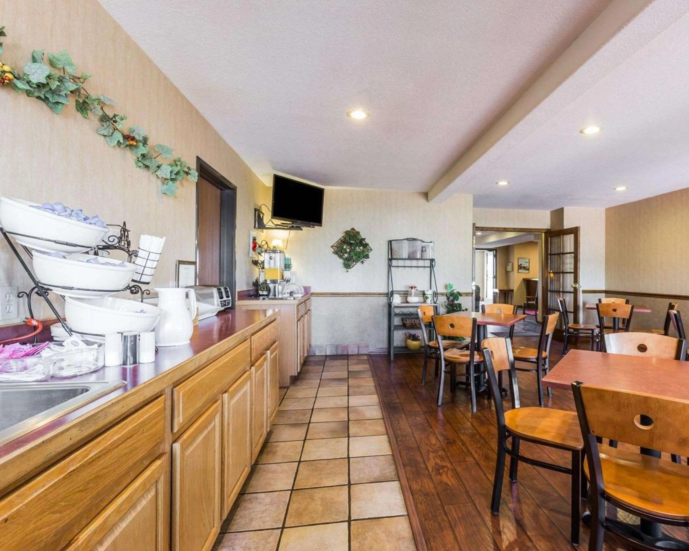 Restaurant/places to eat in West End Lodge