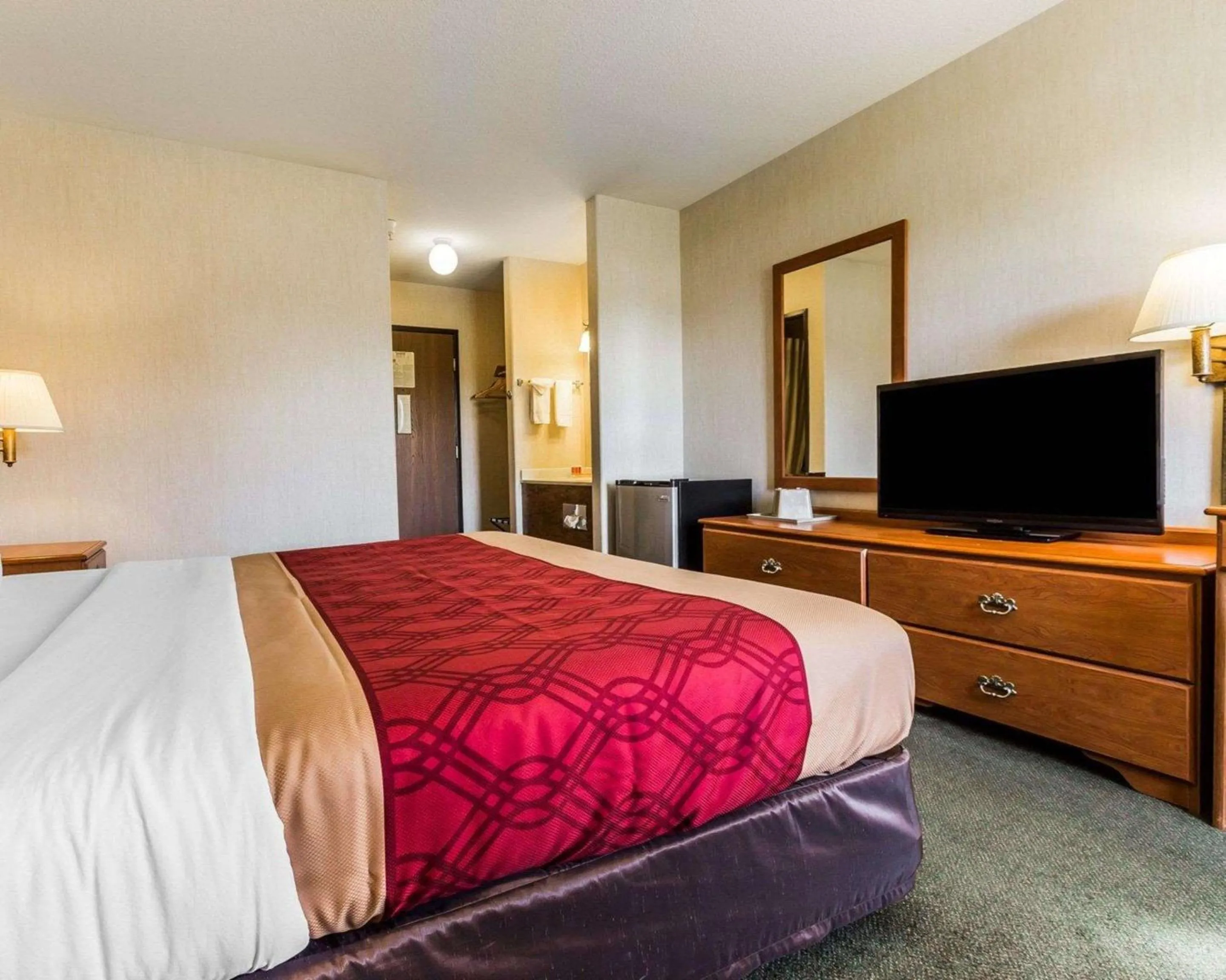 Photo of the whole room, Bed in West End Lodge