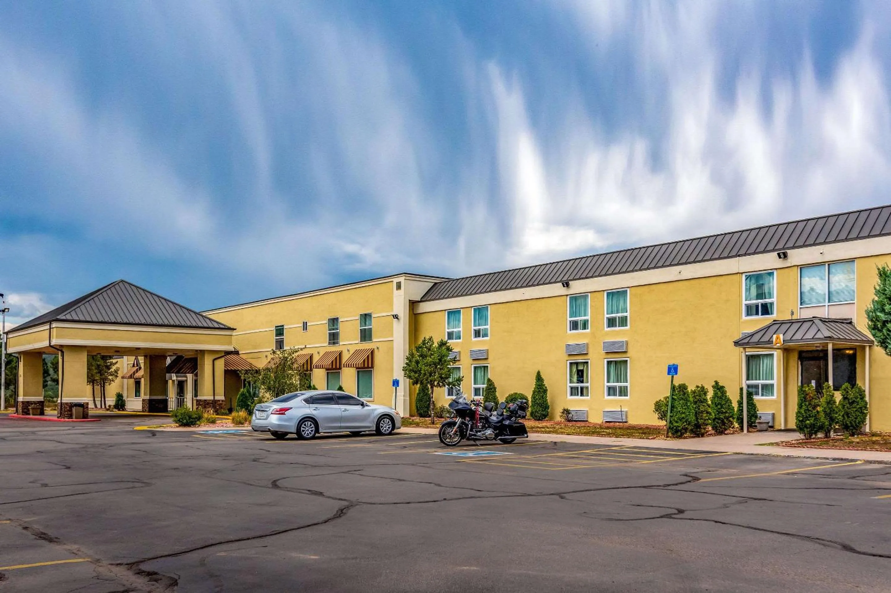 Property building in Quality Inn Trinidad