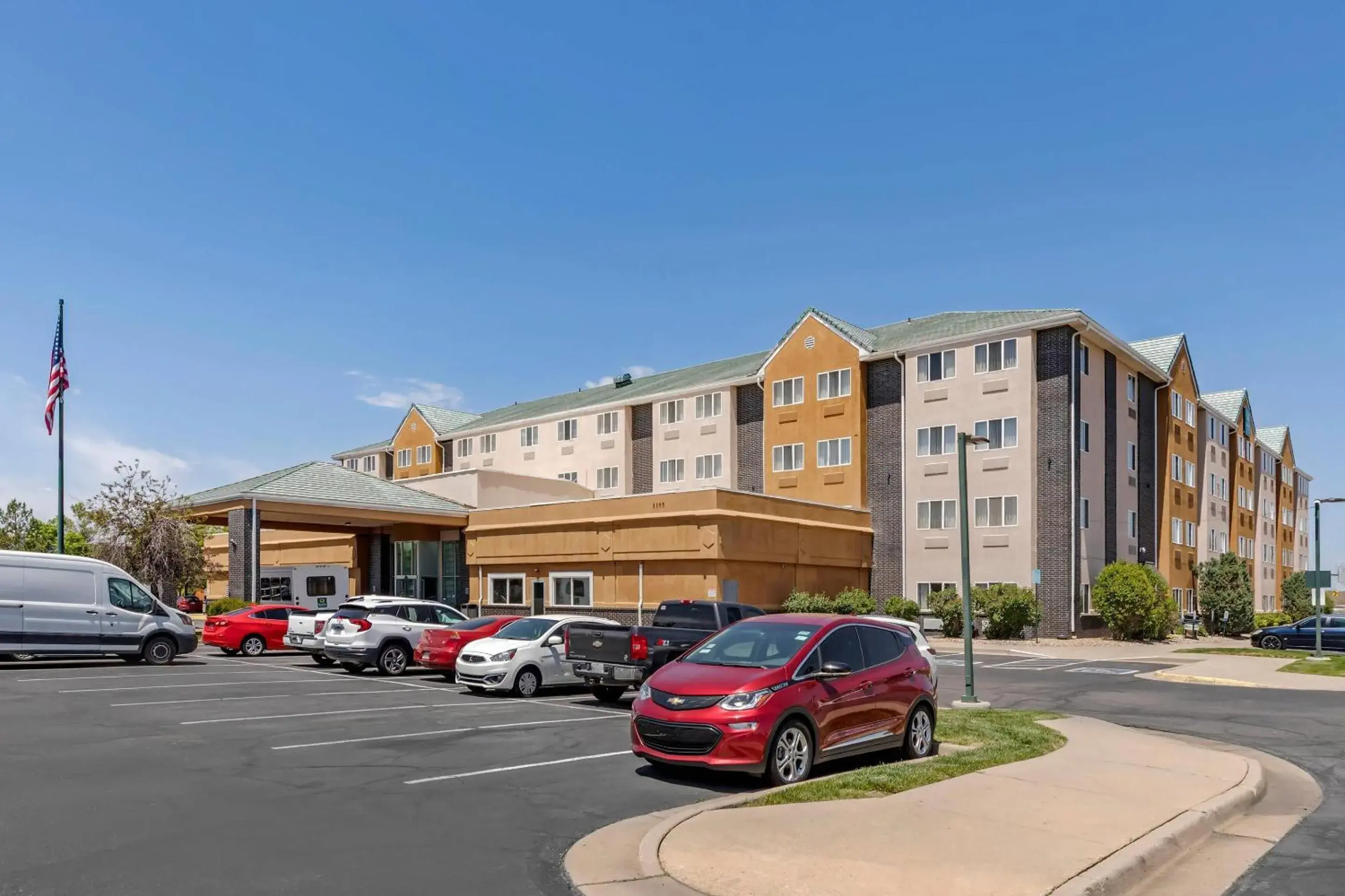 Property building in Quality Inn & Suites Denver Airport - Gateway Park Property building in Quality Inn & Suites Denver Airport - Gateway Park