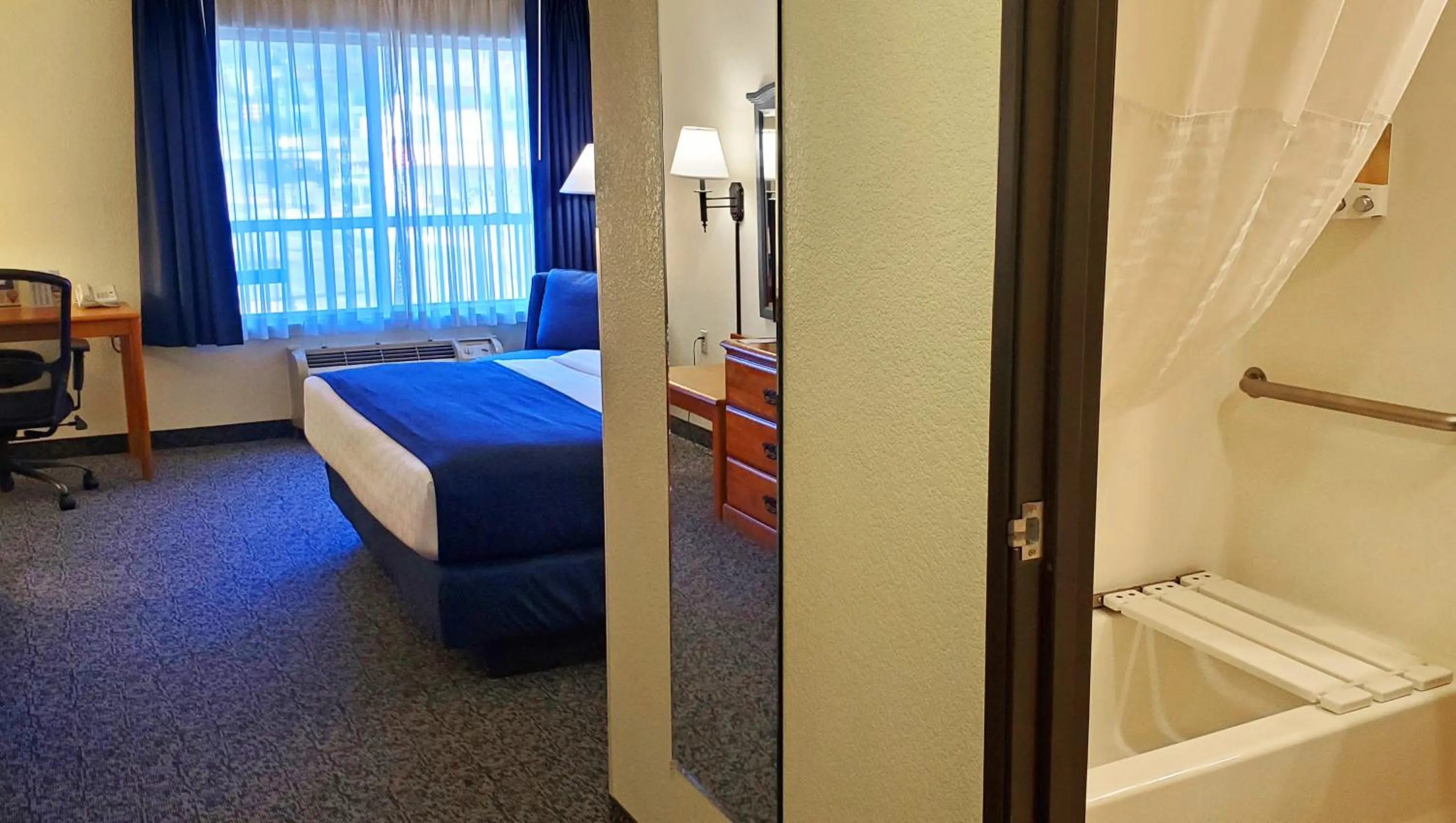 Bedroom, Bed in Magnuson Grand Pikes Peak