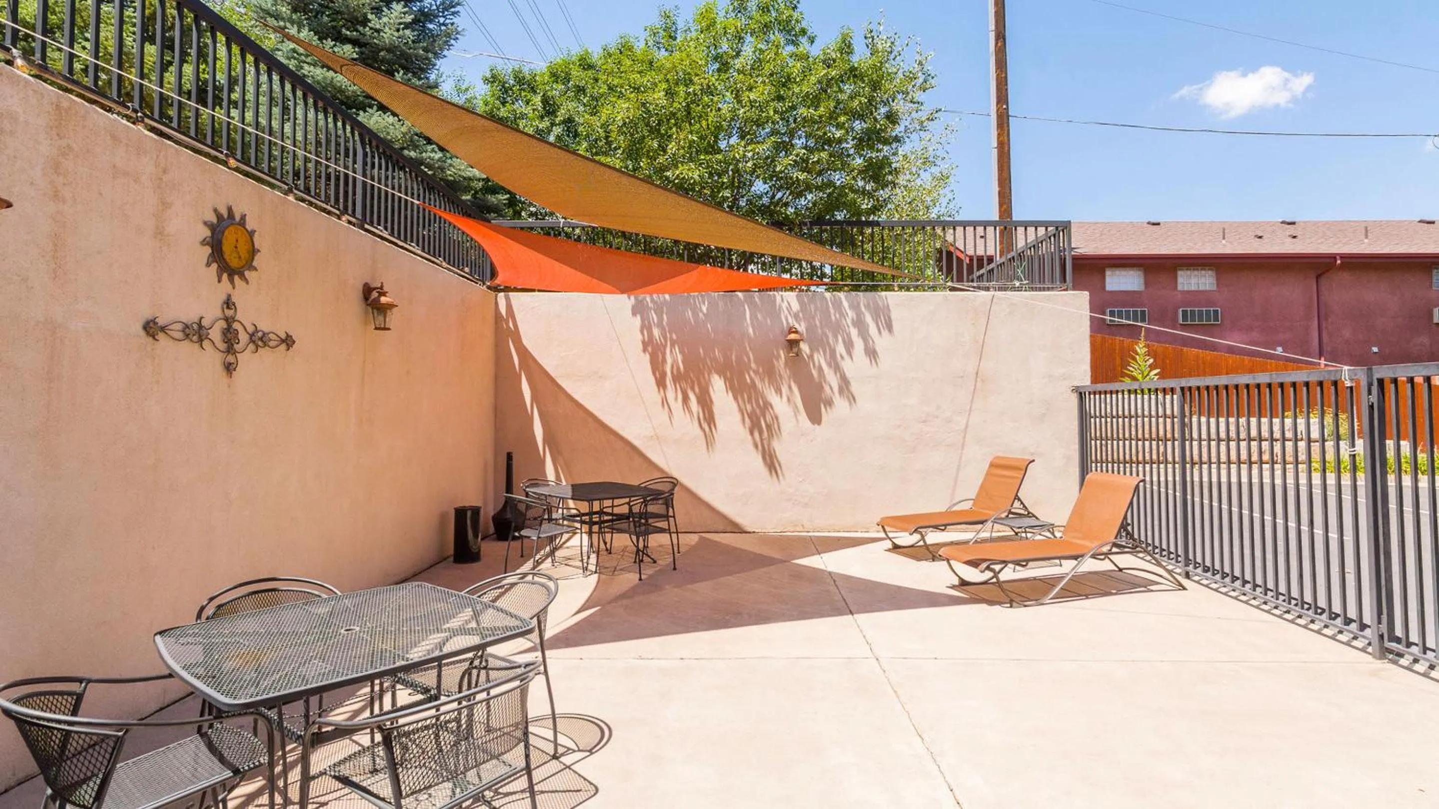 Inner courtyard view in Magnuson Grand Pikes Peak