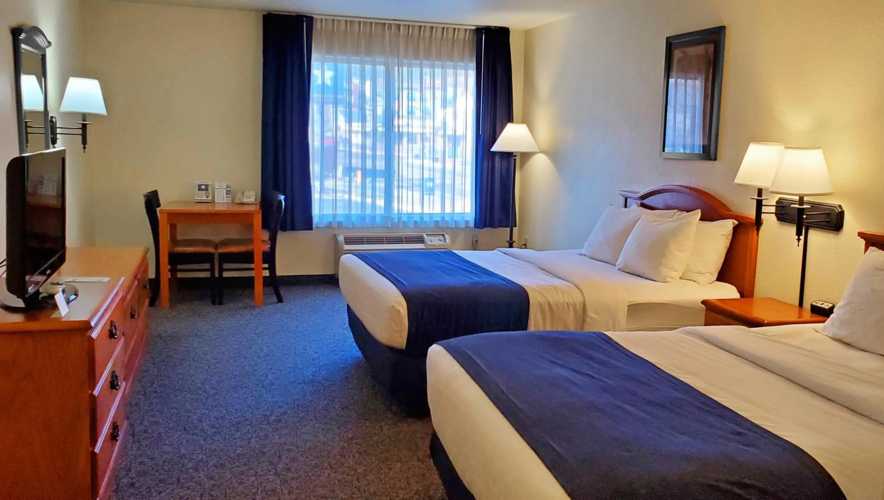 Bedroom, Bed in Magnuson Grand Pikes Peak