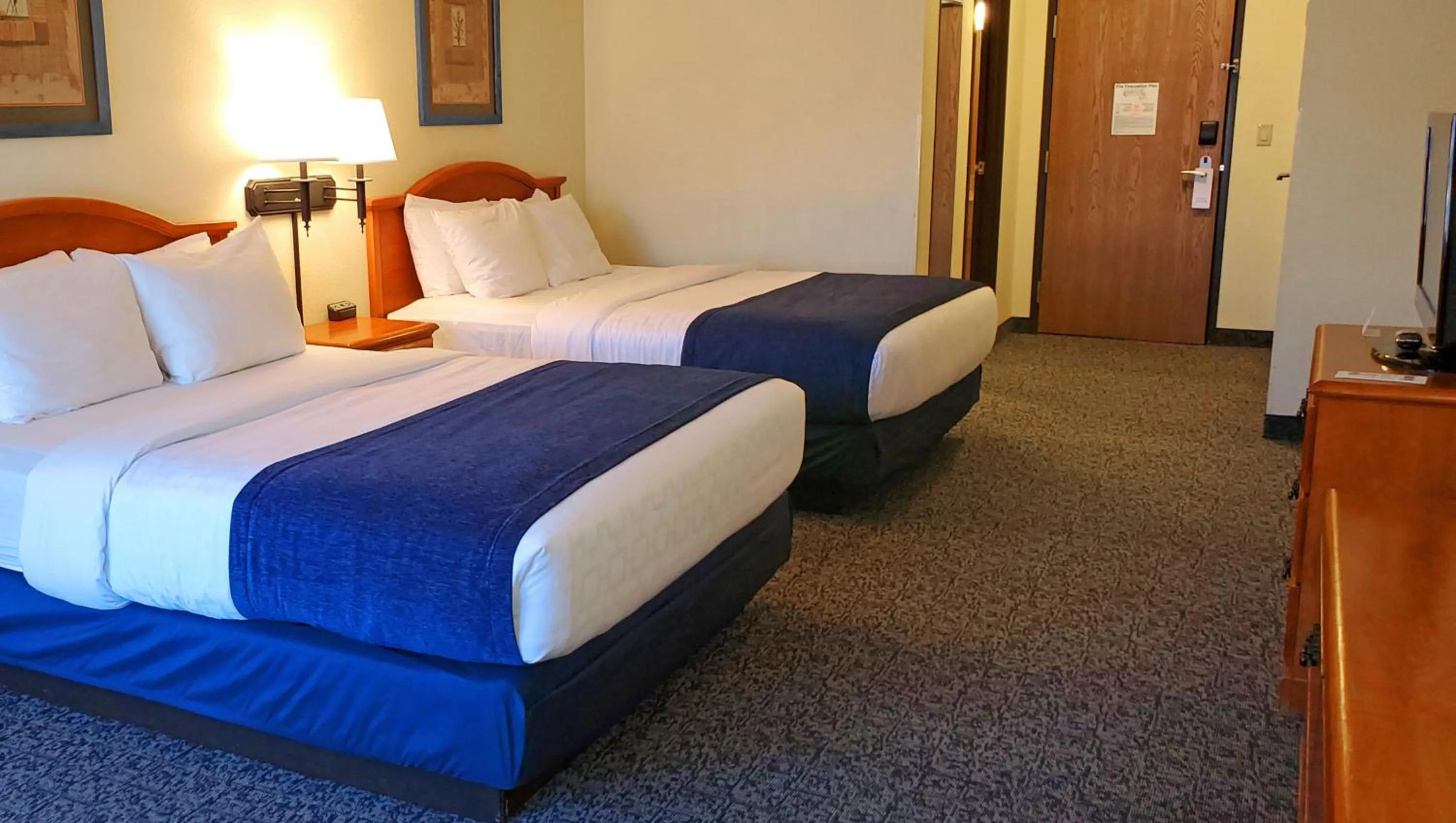 Bedroom, Bed in Magnuson Grand Pikes Peak