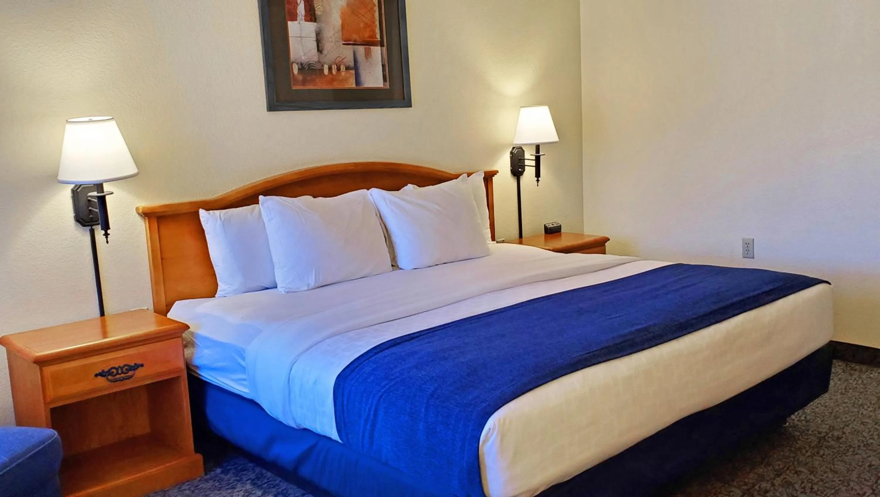 Bedroom, Bed in Magnuson Grand Pikes Peak