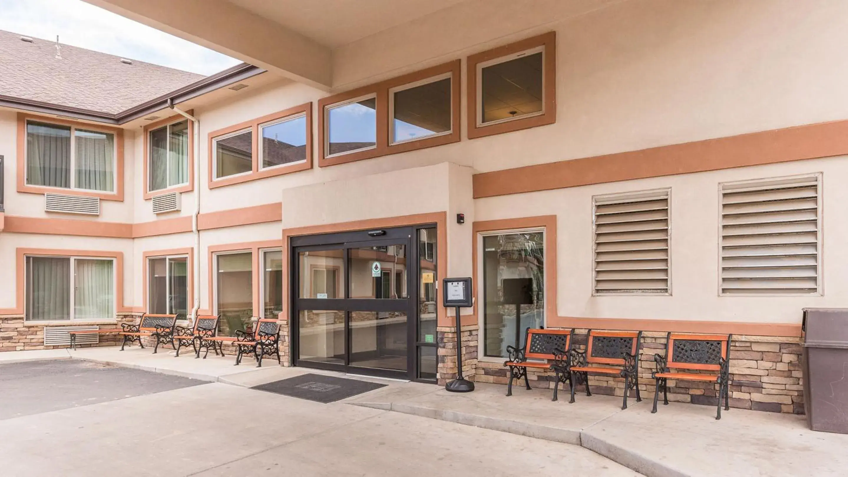 Property building in Magnuson Grand Pikes Peak Property building in Magnuson Grand Pikes Peak