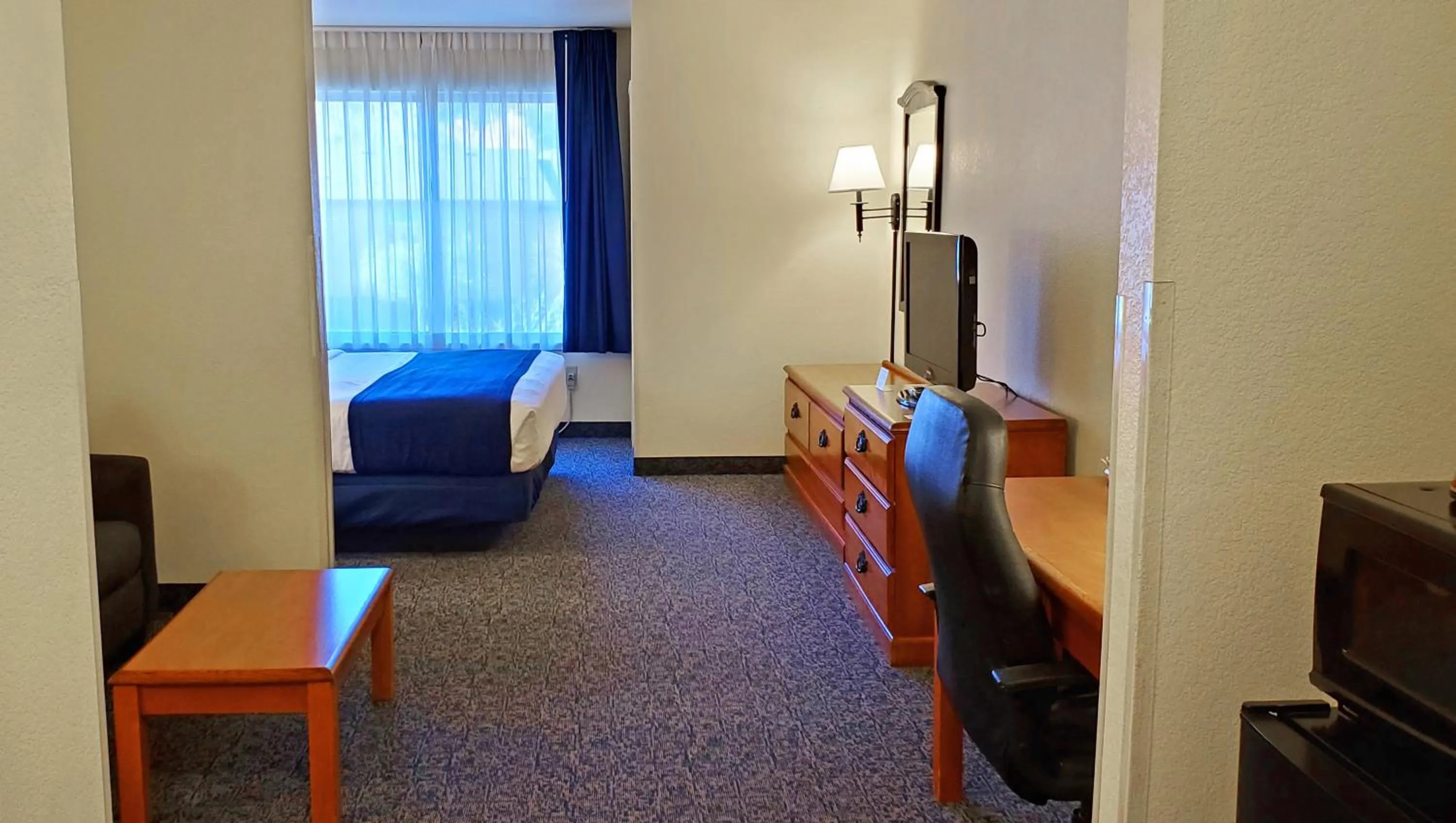 Bedroom, Bed in Magnuson Grand Pikes Peak