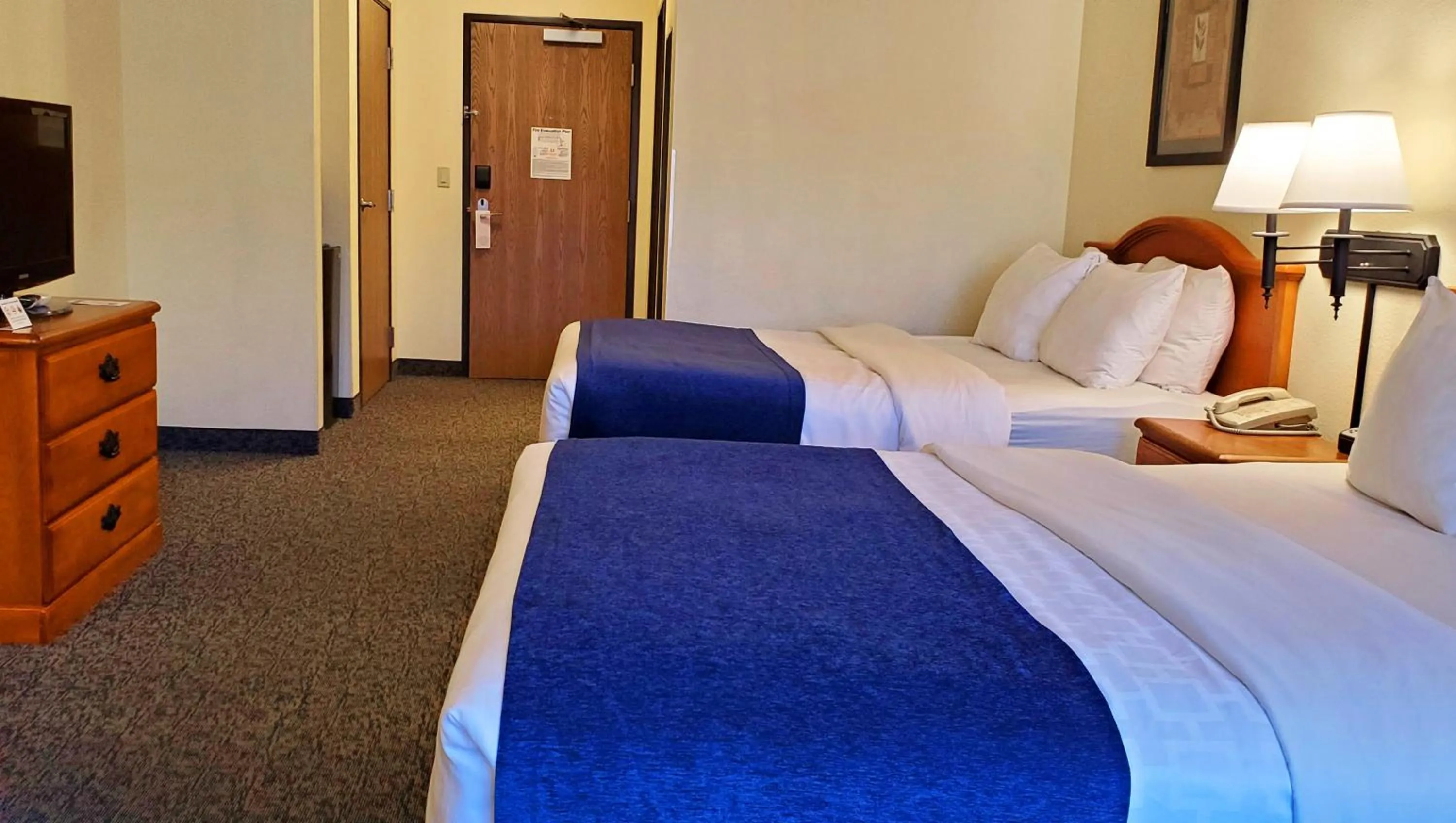 Bedroom, Bed in Magnuson Grand Pikes Peak