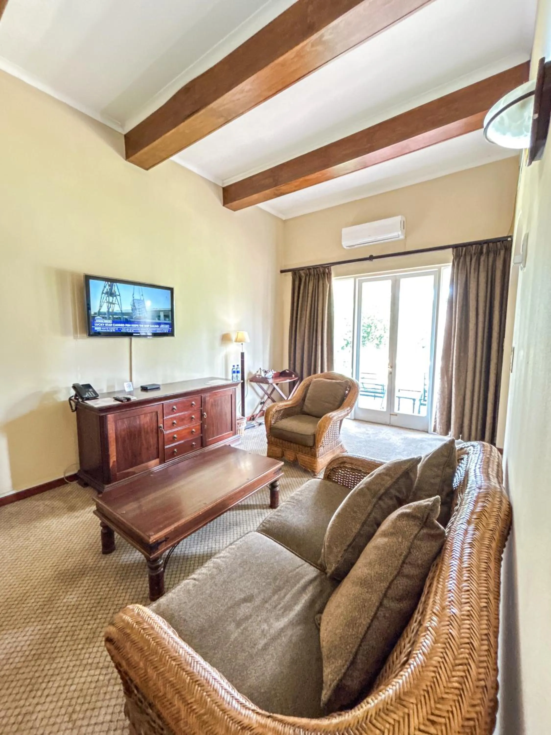 Seating area, Bed in Riviera on Vaal Resort