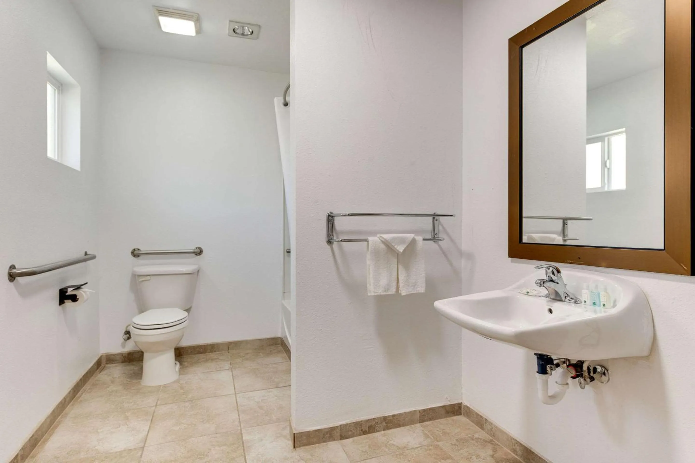 Bathroom in Suburban Studios near Mesa Verde