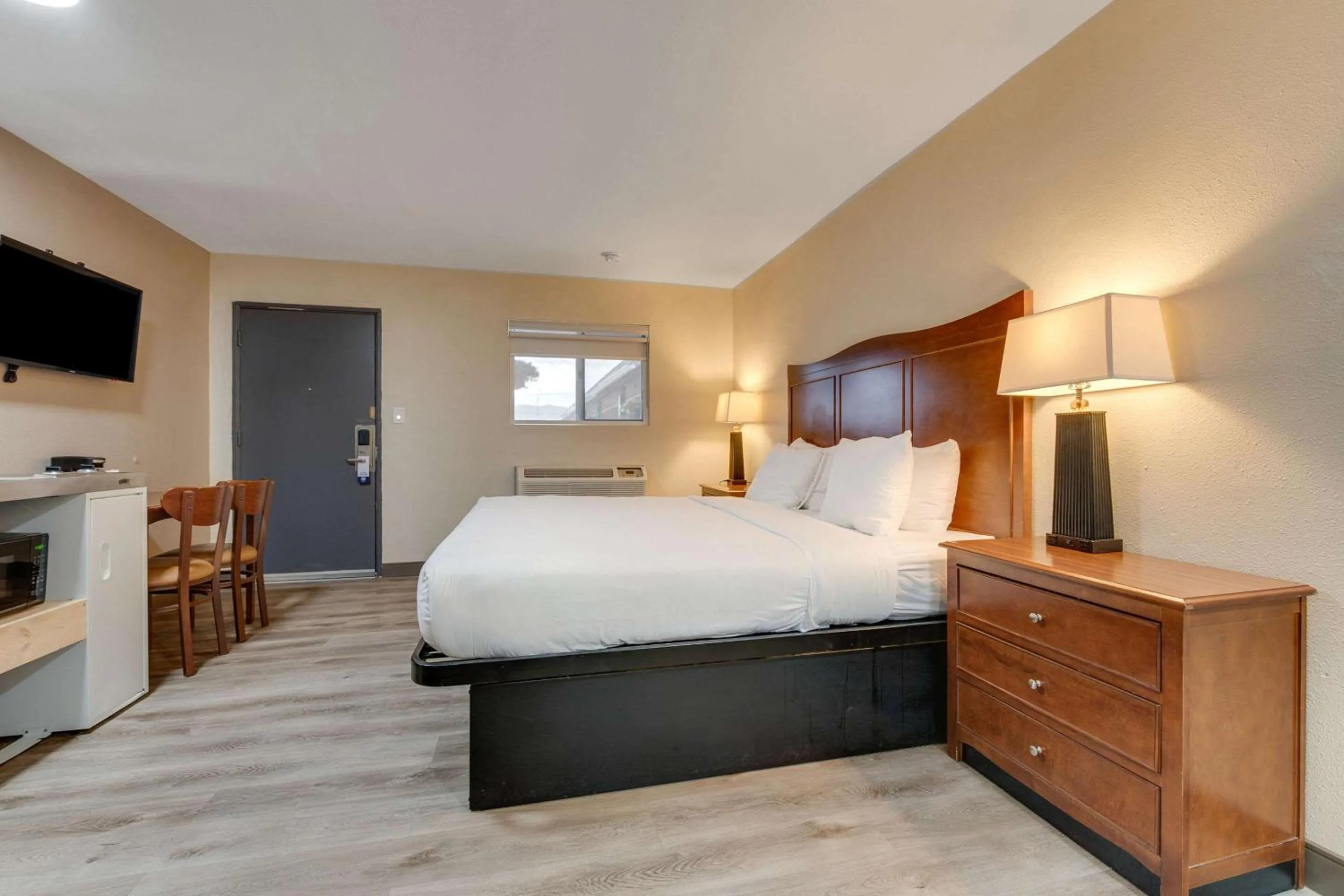 Bedroom, Bed in Suburban Studios near Mesa Verde