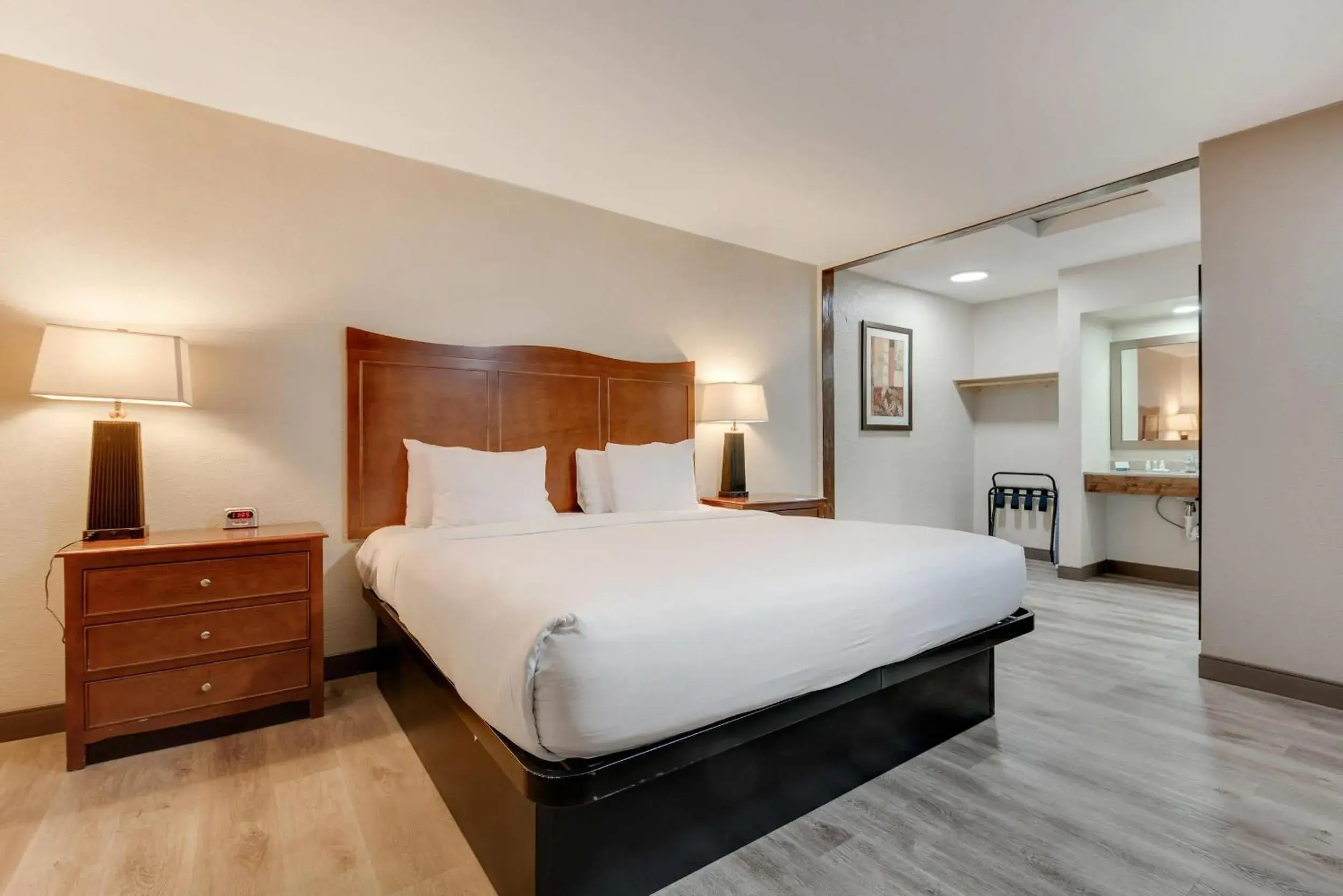 Bedroom, Bed in Suburban Studios near Mesa Verde Bedroom, Bed in Suburban Studios near Mesa Verde