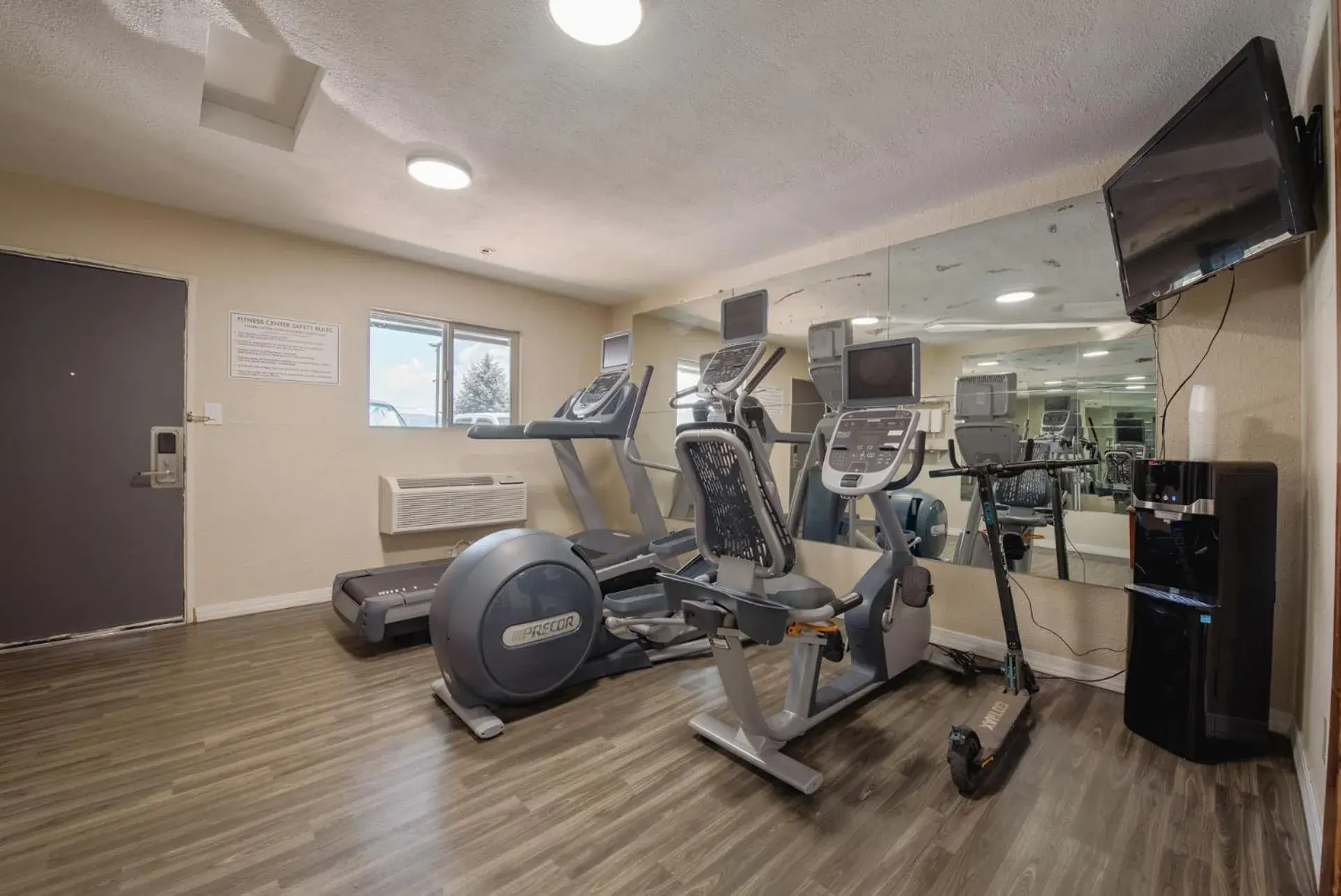 Fitness centre/facilities in Suburban Studios near Mesa Verde Fitness centre/facilities in Suburban Studios near Mesa Verde