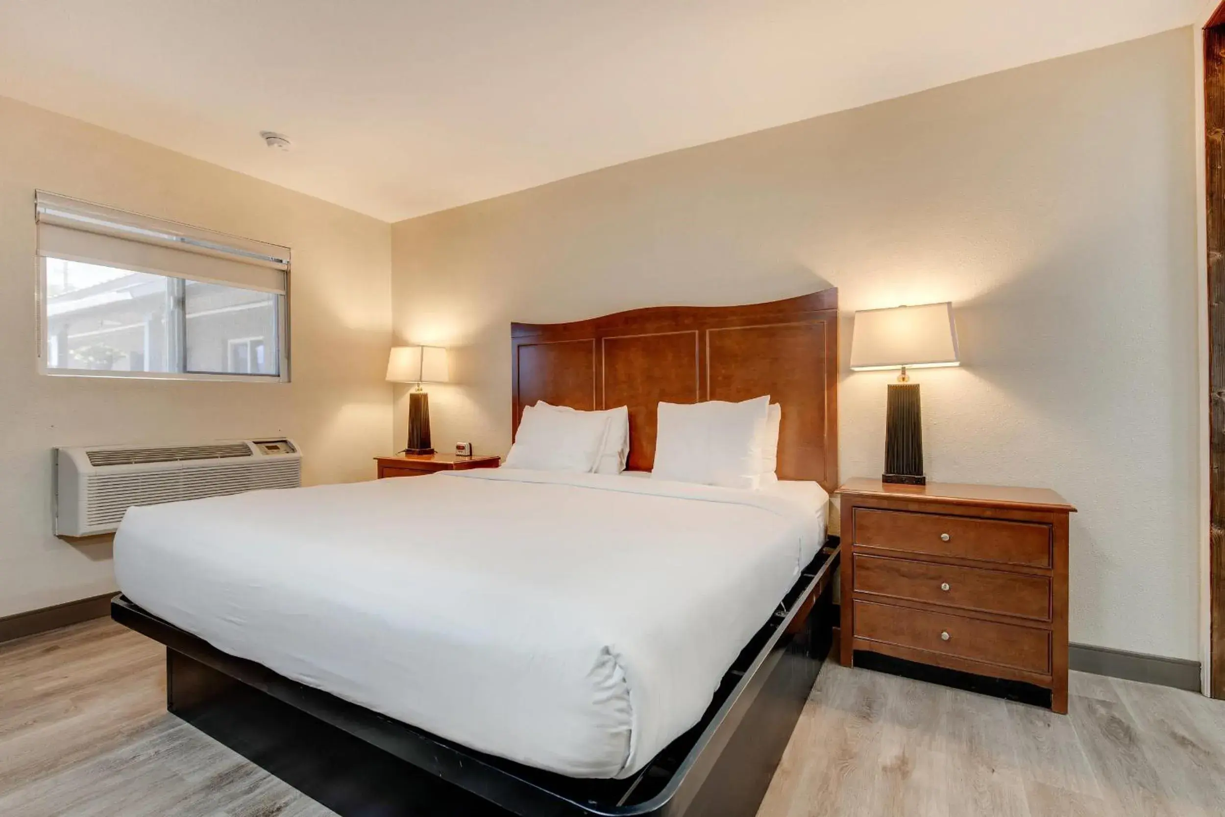 Bedroom, Bed in Suburban Studios near Mesa Verde Bedroom, Bed in Suburban Studios near Mesa Verde