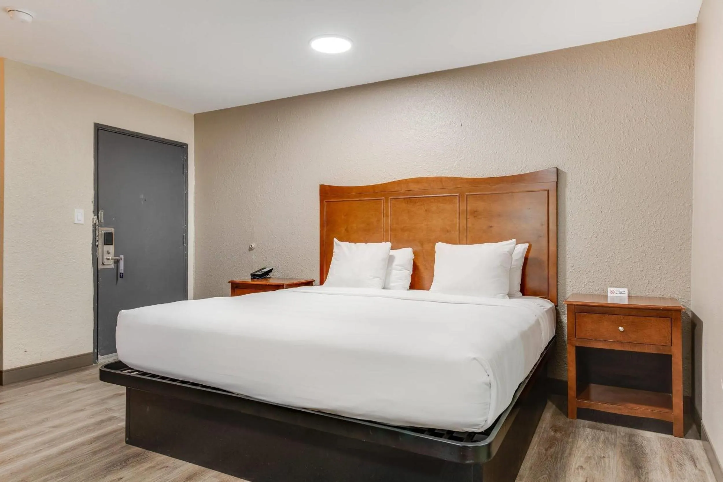 Bedroom, Bed in Suburban Studios near Mesa Verde