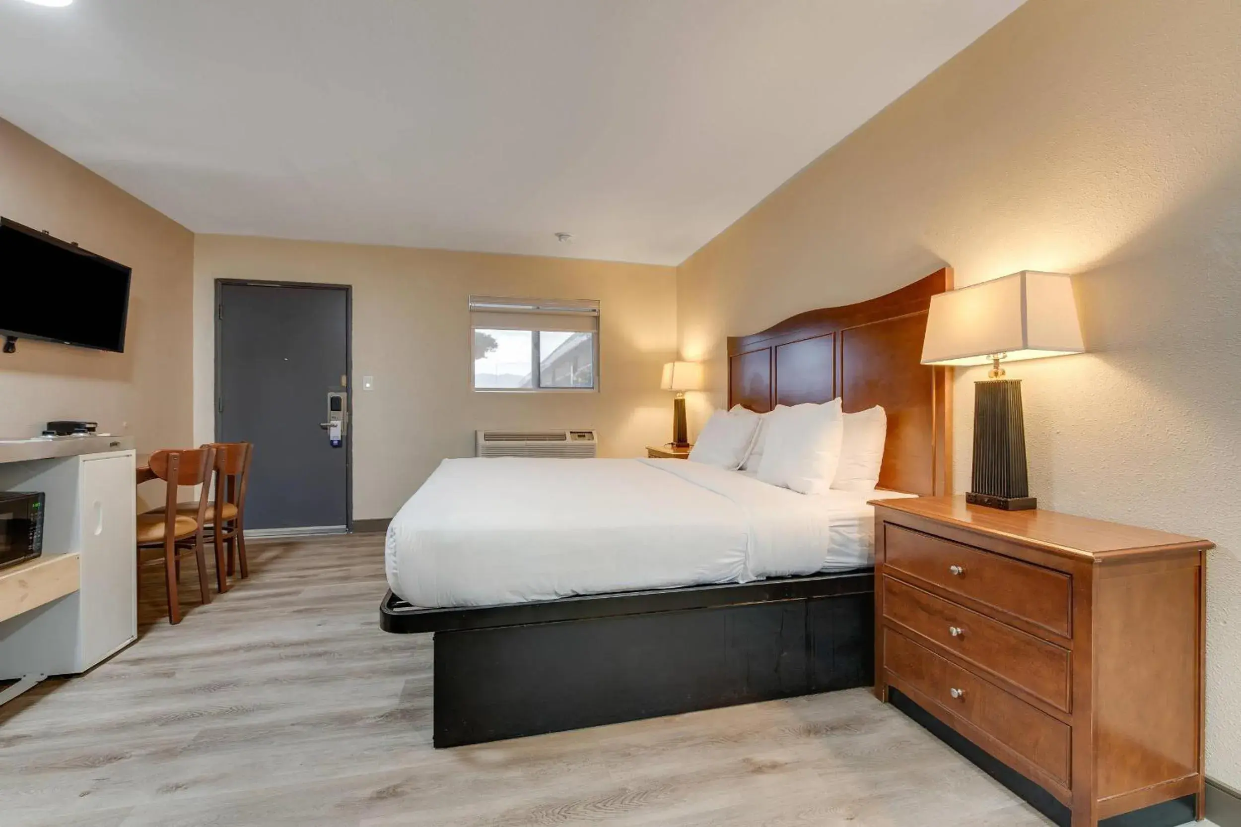 Bedroom, Bed in Suburban Studios near Mesa Verde Bedroom, Bed in Suburban Studios near Mesa Verde