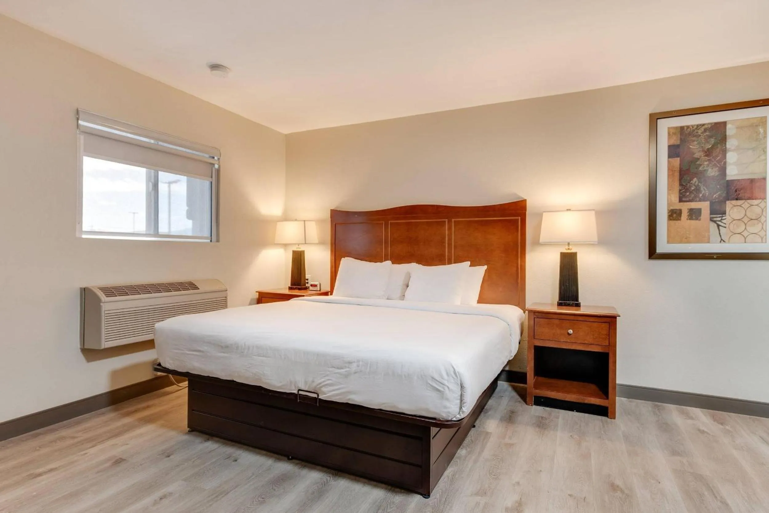 Bedroom, Bed in Suburban Studios near Mesa Verde