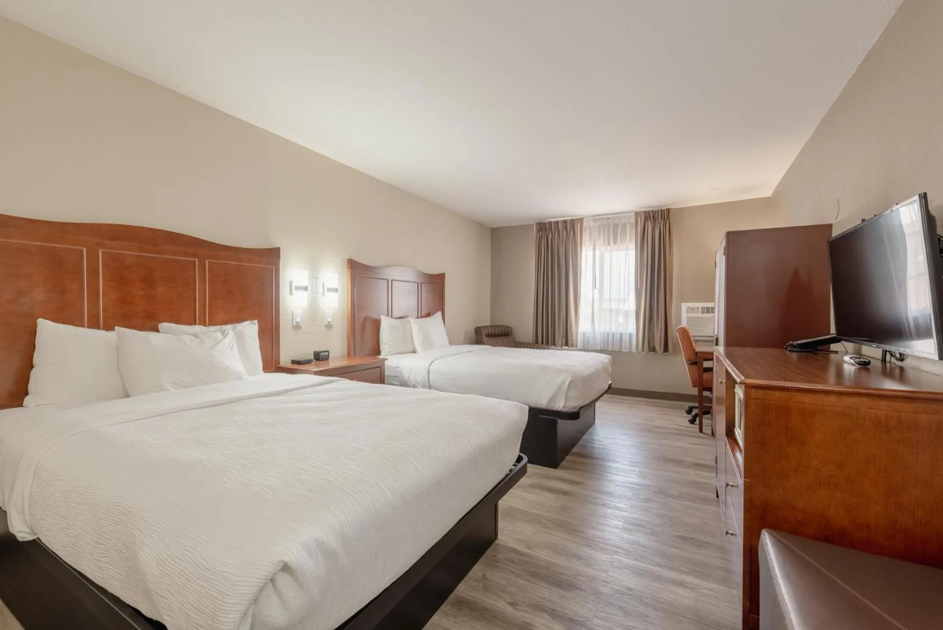 Photo of the whole room, Bed in Suburban Studios near Mesa Verde