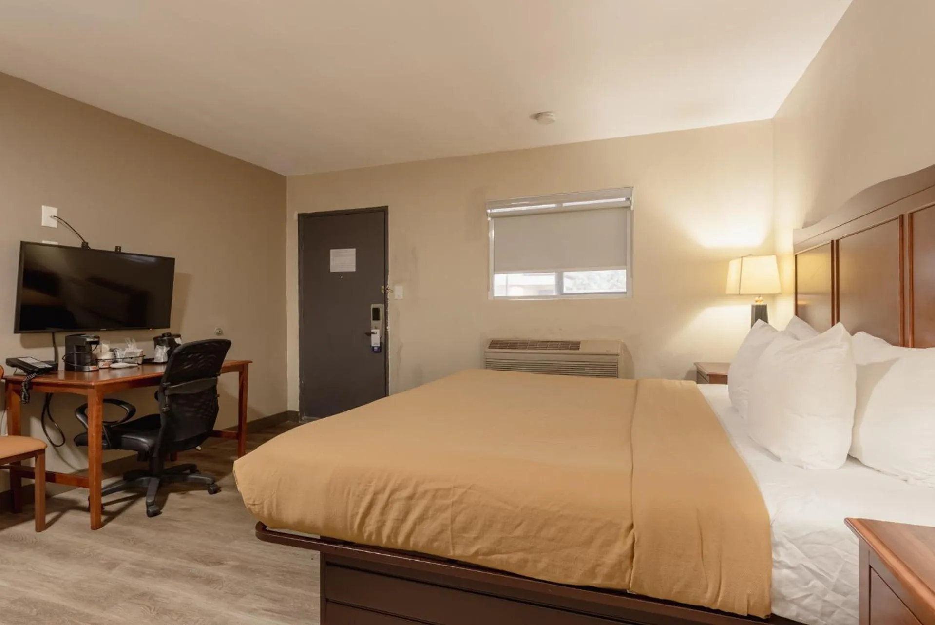 Photo of the whole room, Bed in Suburban Studios near Mesa Verde