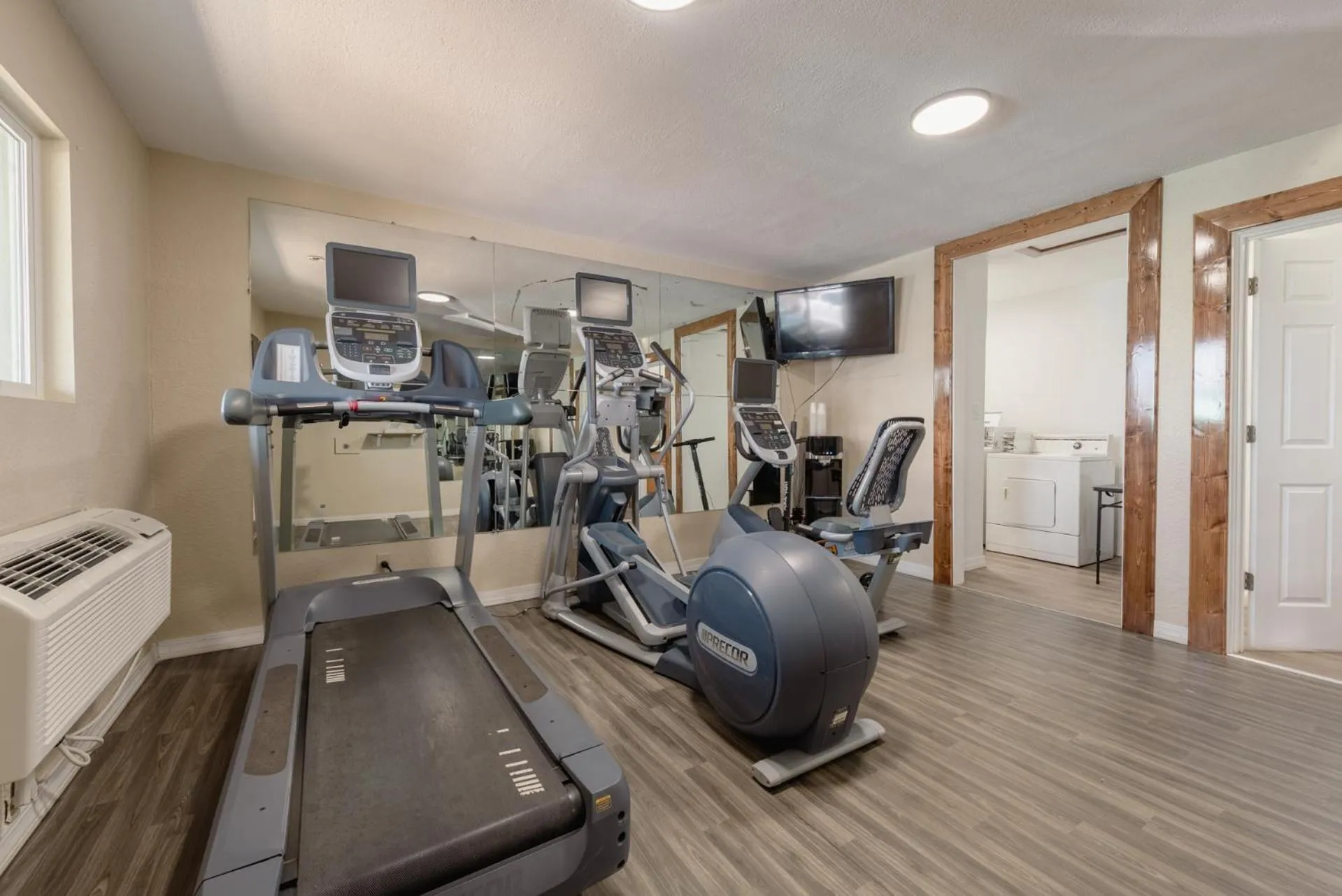 Fitness centre/facilities in Suburban Studios near Mesa Verde