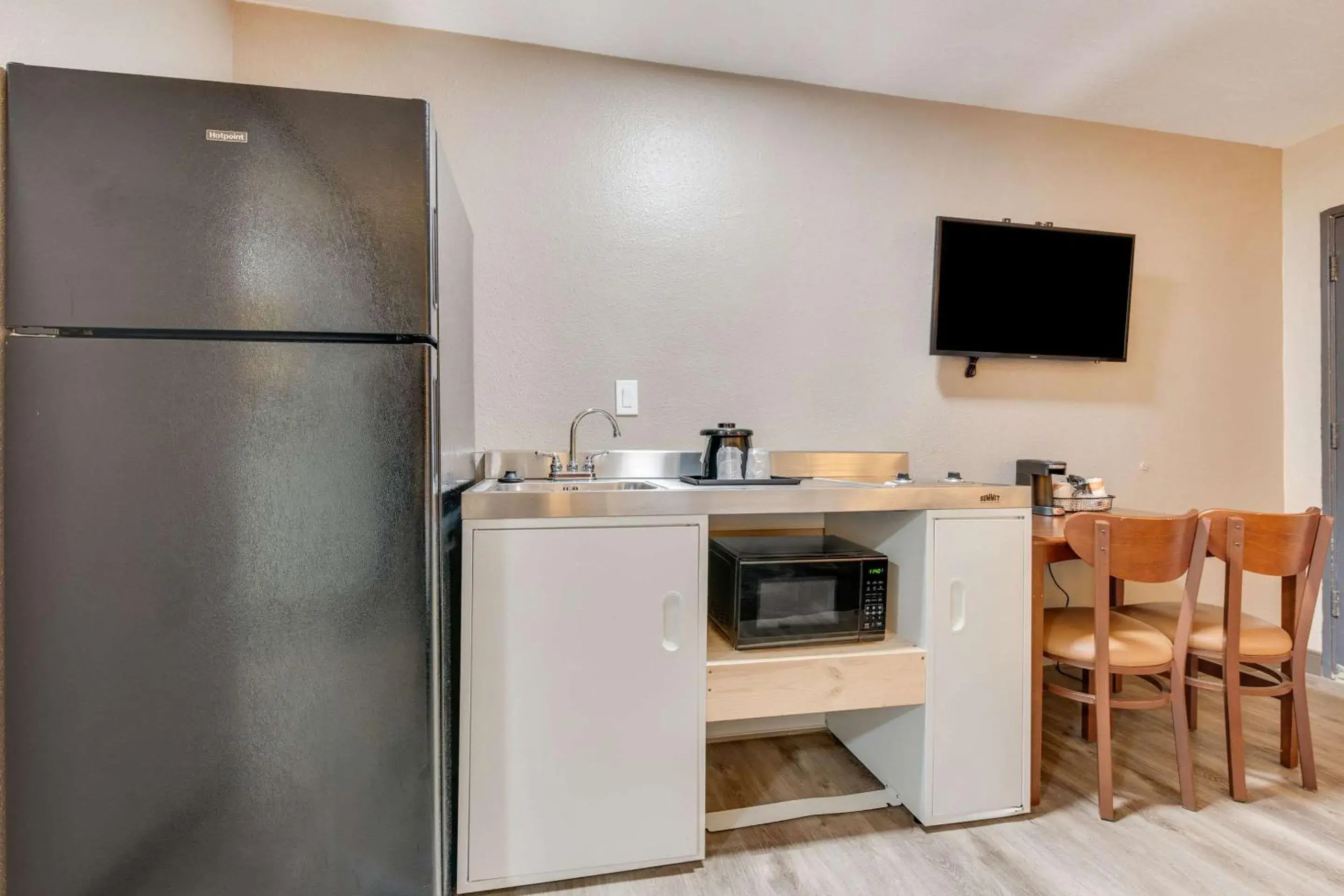 Bedroom in Suburban Studios near Mesa Verde Bedroom in Suburban Studios near Mesa Verde