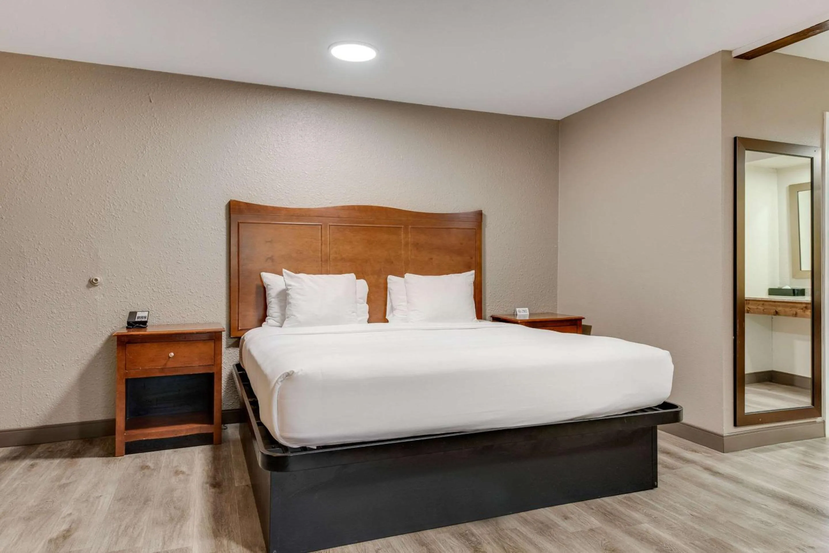 Bedroom, Bed in Suburban Studios near Mesa Verde