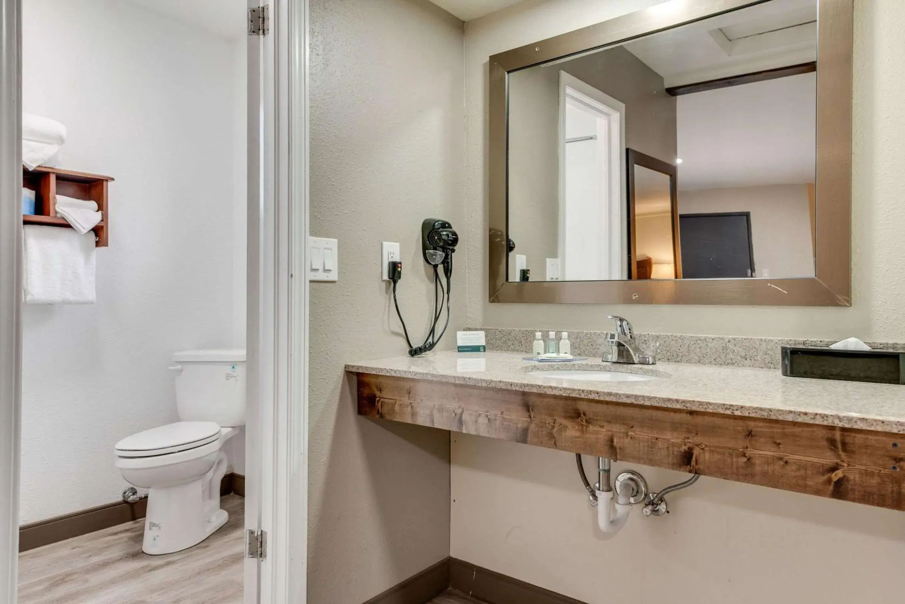 Bedroom in Suburban Studios near Mesa Verde Bedroom in Suburban Studios near Mesa Verde