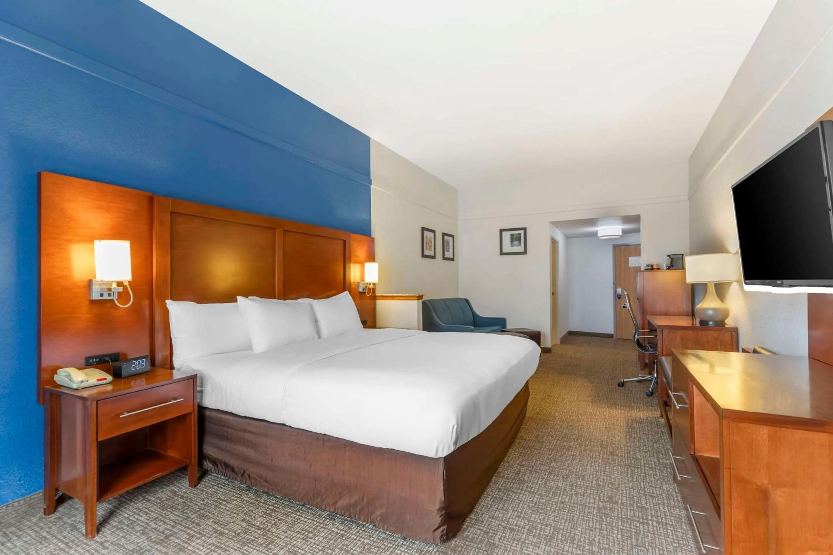 Bedroom, Bed in Comfort Suites Longmont