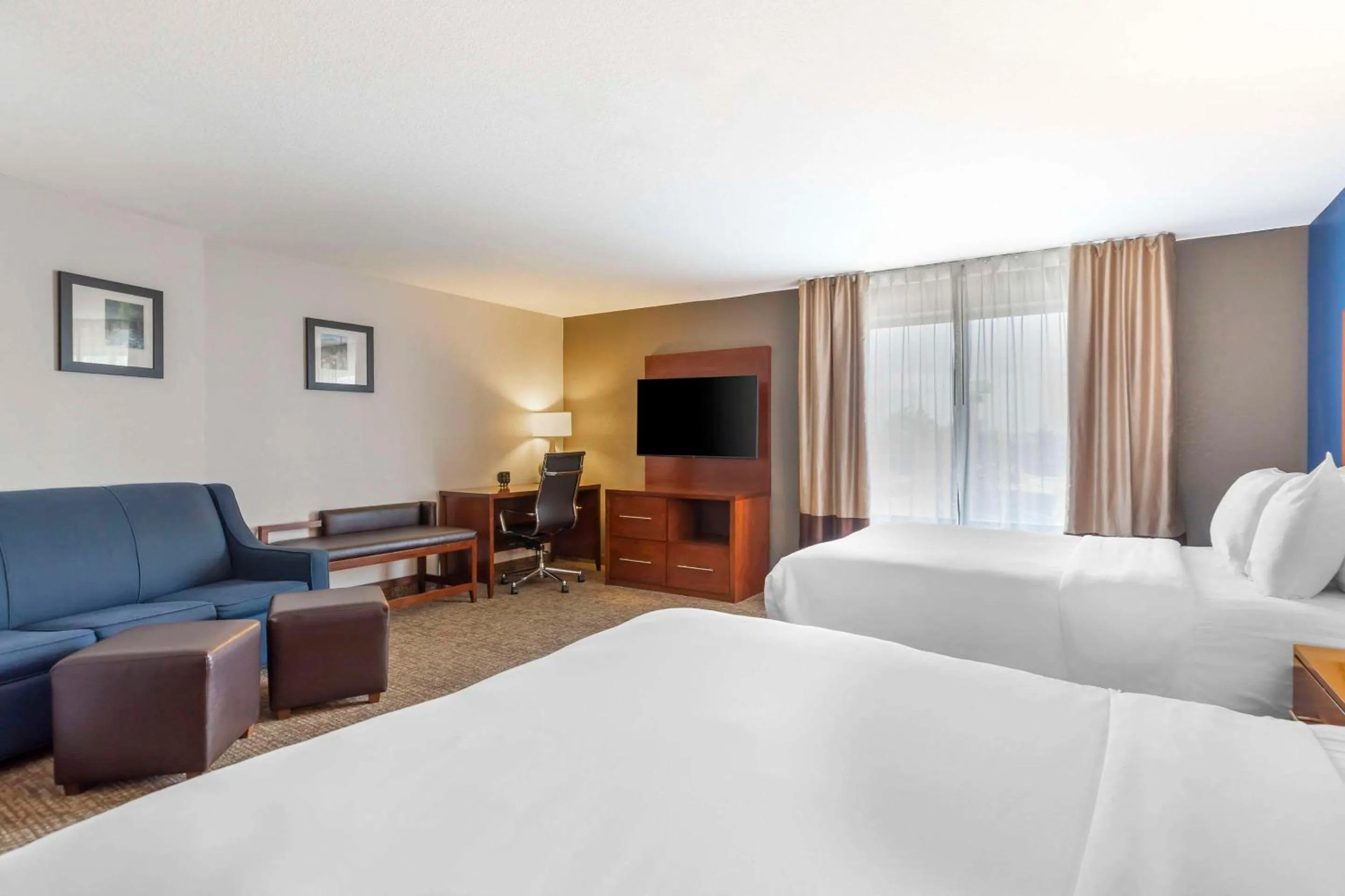 Bedroom, Bed in Comfort Suites Longmont