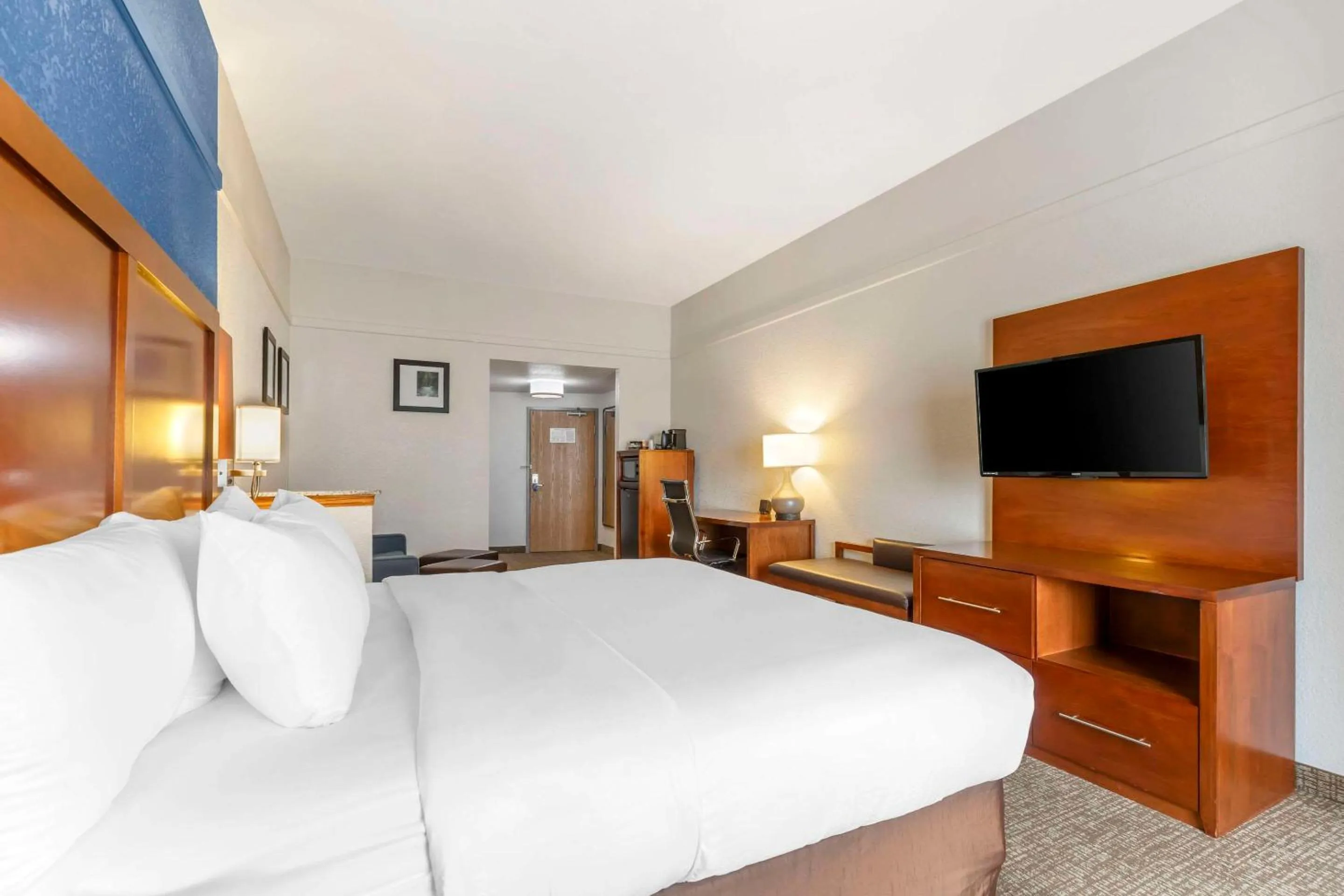 Bedroom, Bed in Comfort Suites Longmont