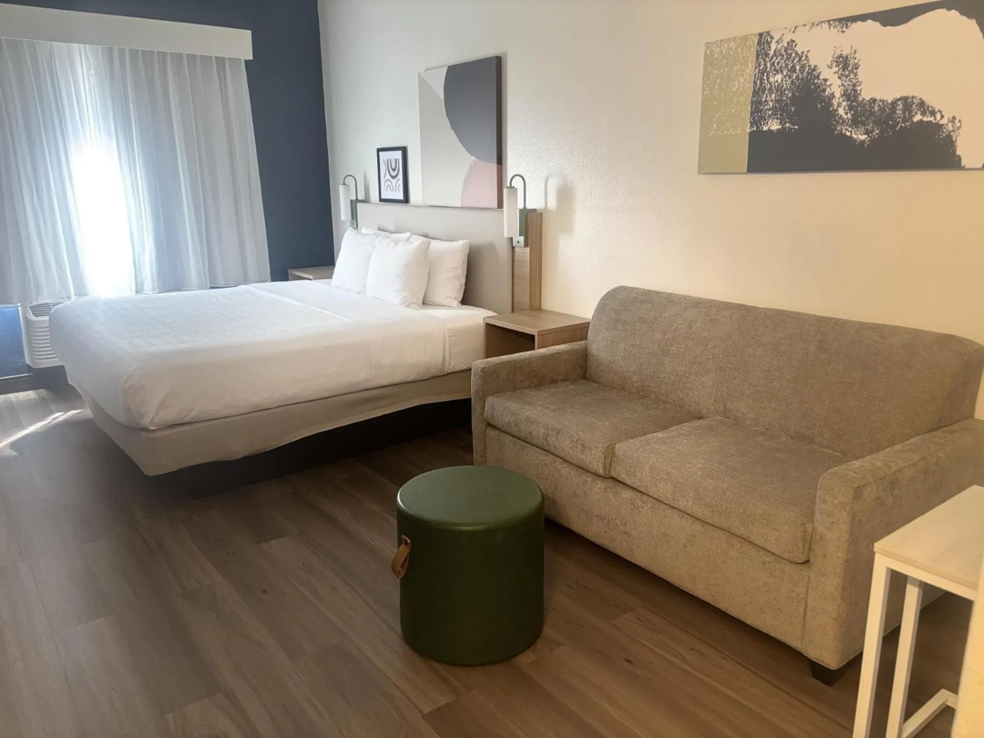 Seating area, Bed in Spark by Hilton Lakewood Denver Southwest