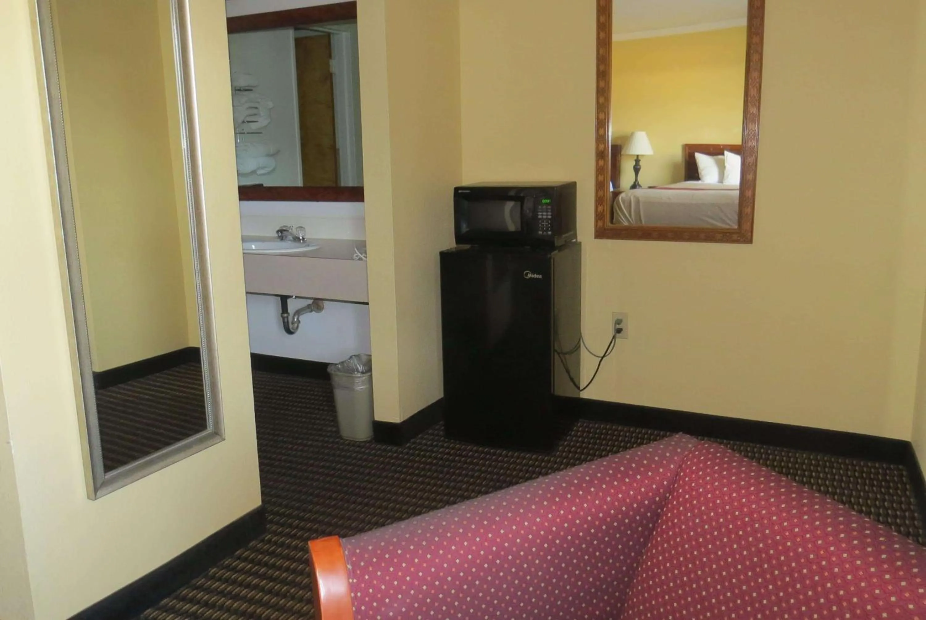 Photo of the whole room, TV/Entertainment Center in Travelodge by Wyndham Stratton