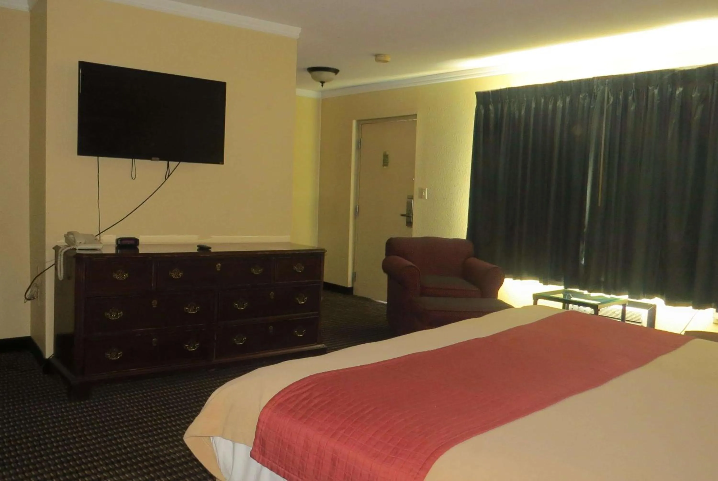 Photo of the whole room, TV/Entertainment Center in Travelodge by Wyndham Stratton