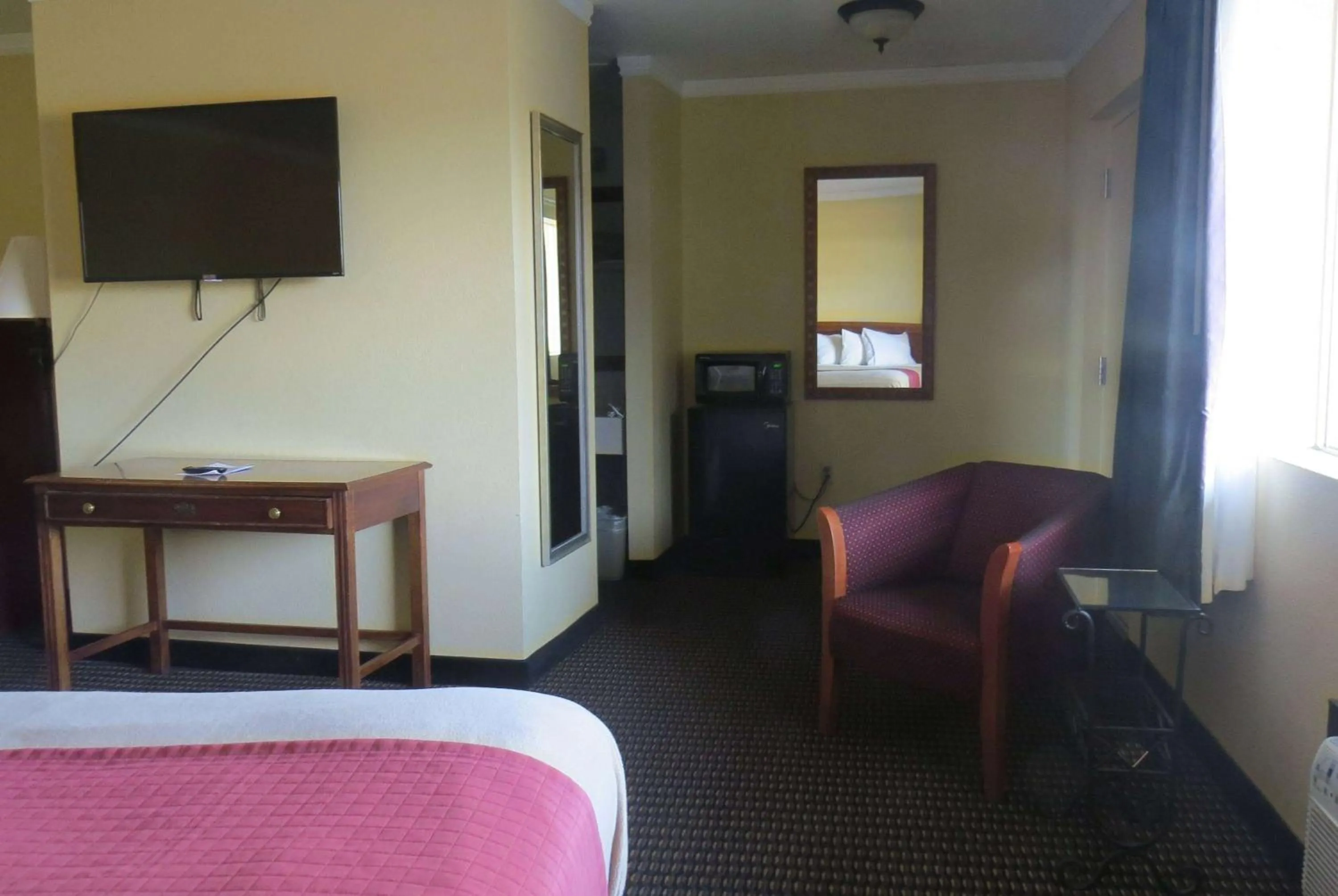 Photo of the whole room, TV/Entertainment Center in Travelodge by Wyndham Stratton