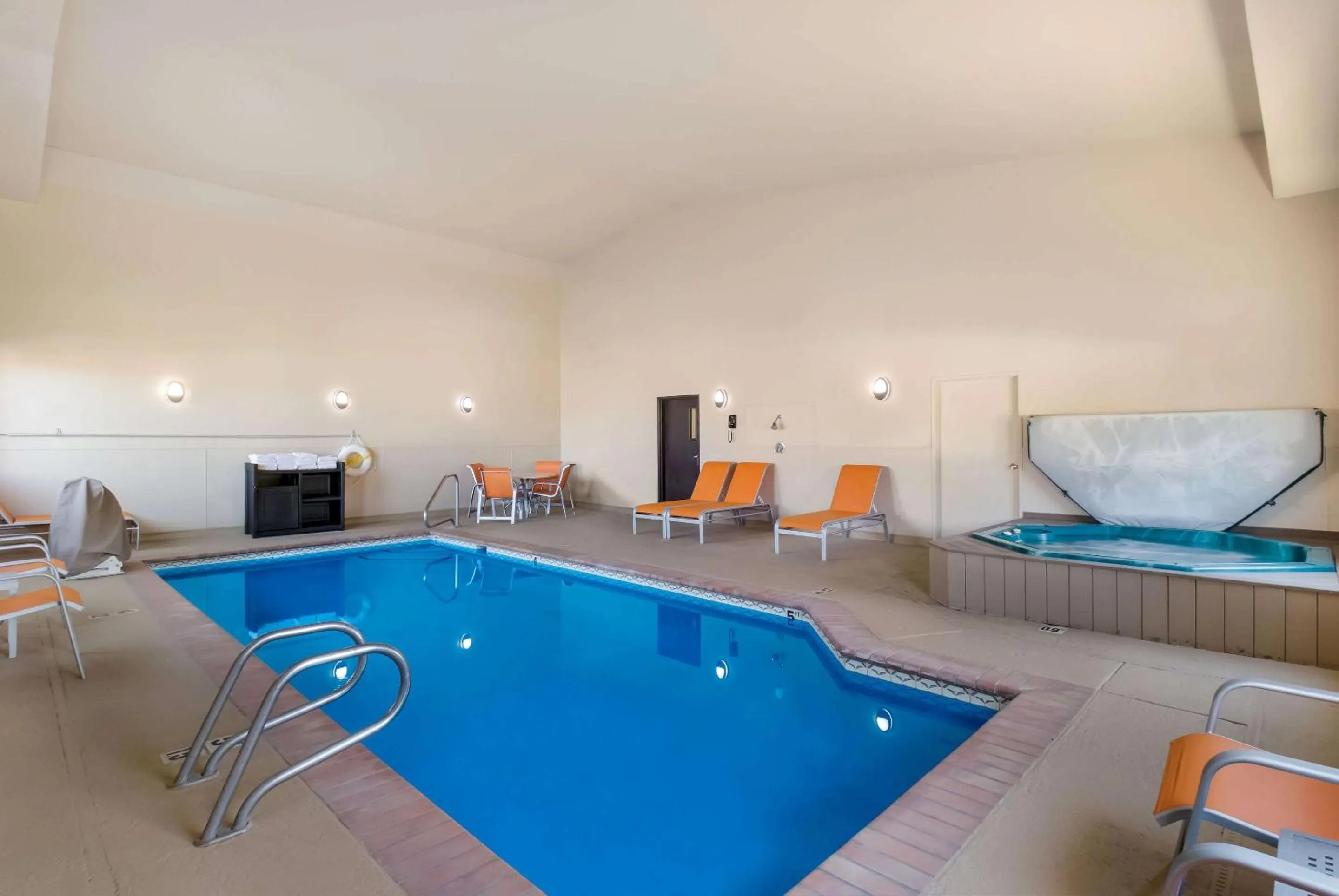 Swimming pool in Quality Inn & Suites Steamboat Springs
