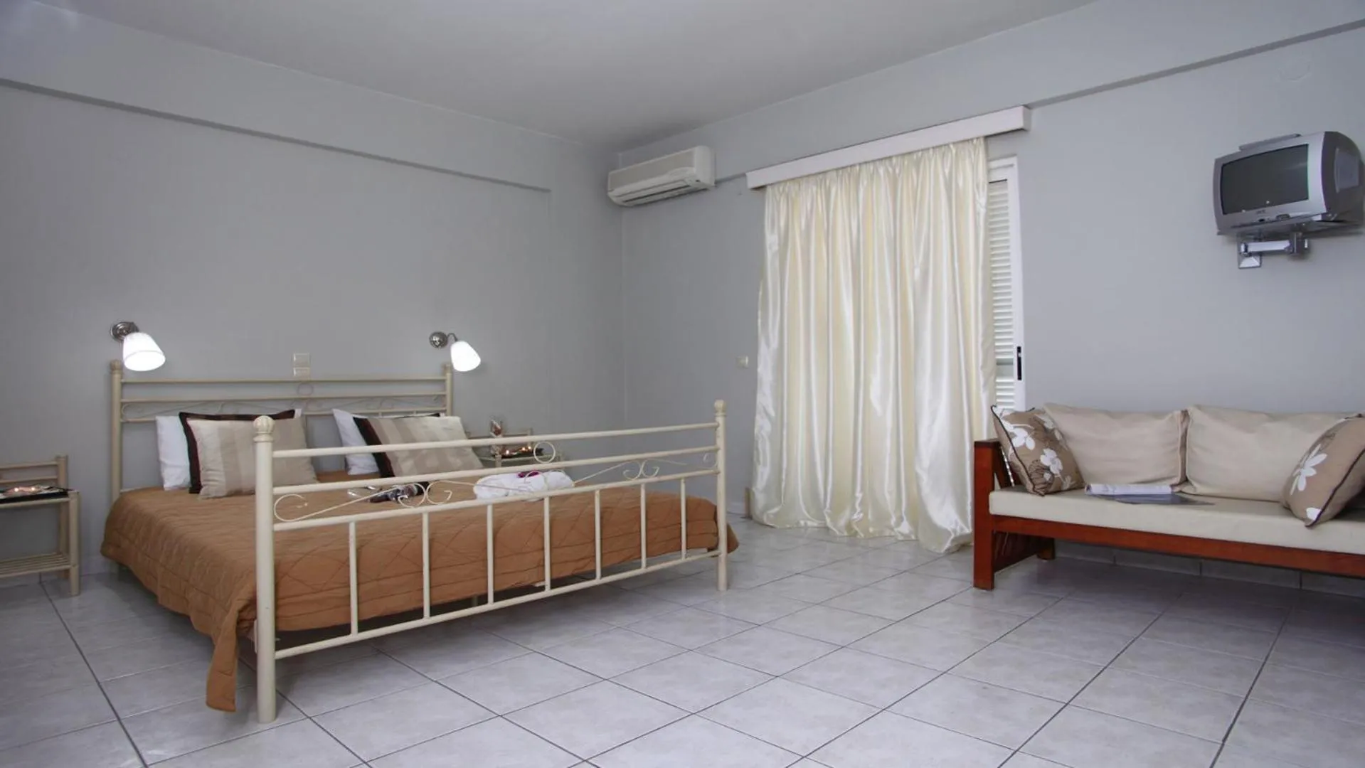 Bed in Nidri Bay Studios