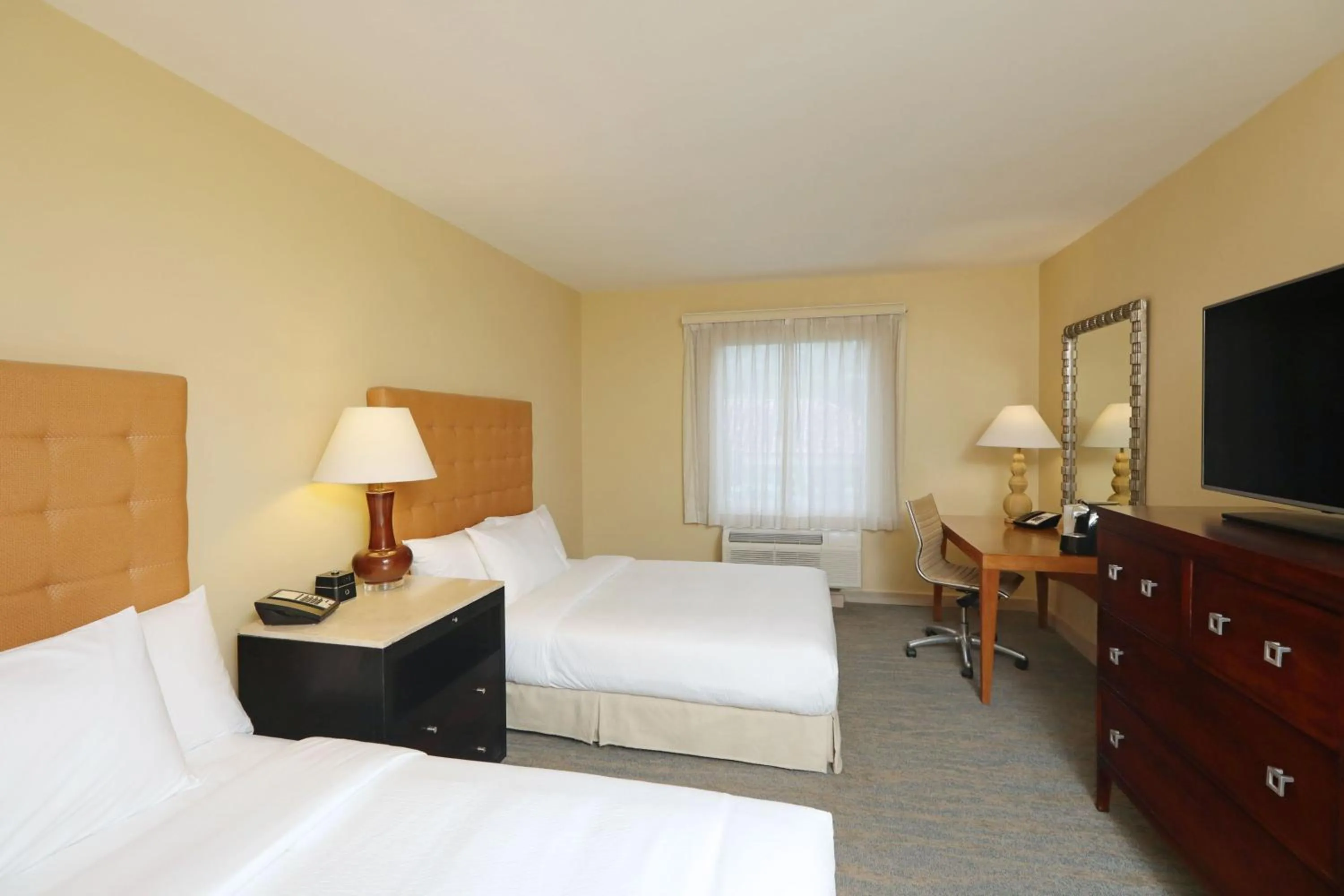 Photo of the whole room, Bed in Quality Hotel Real San Jose